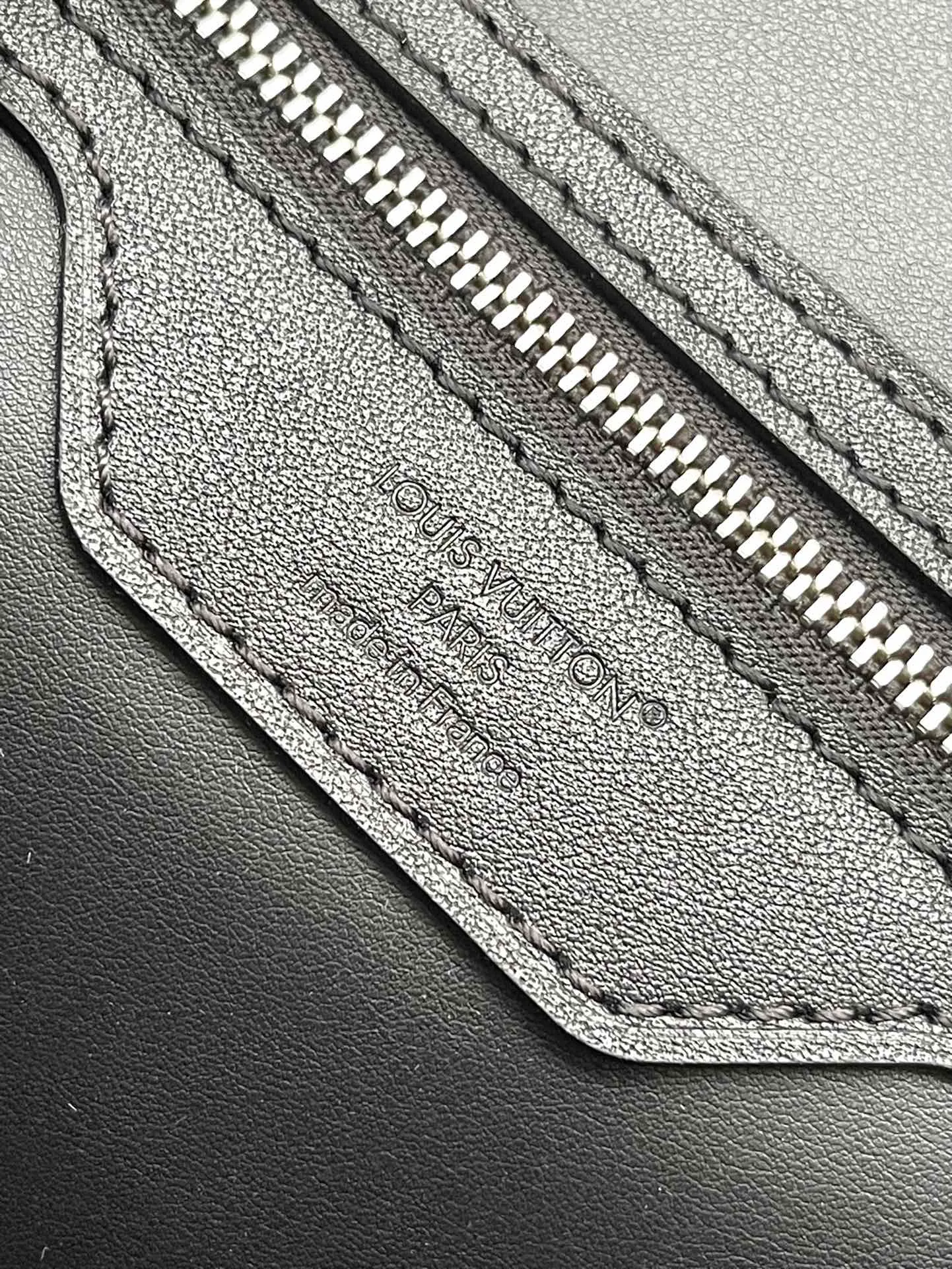 💰1100 The top original M12243 Speedy Soft 30 Dark handbag makes a good travel companion with its eye-catching style. The Monogram coated canvas bag is integrated with leather trim and a gothic chain. The ample structure has a zippered pocket inside to keep your passport and other important items safe. The brand name and tassels tell the exquisite details, and the Toron handle adds a novel touch. Dimensions: 30 × 21 × 17 cm