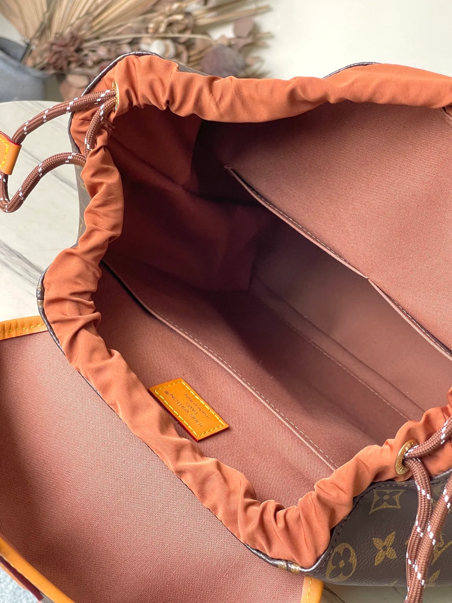 💰1480 Top Original M14015 This Montsouris Cargo backpack is practical and classic, with the iconic Monogram pattern, revealing the look and feel of Monogram canvas. Featuring a rounded silhouette, drawstring closure and comfortable shoulder straps, front pockets breathe new life into the iconic design. Dimensions: 34 × 40 × 17 cm