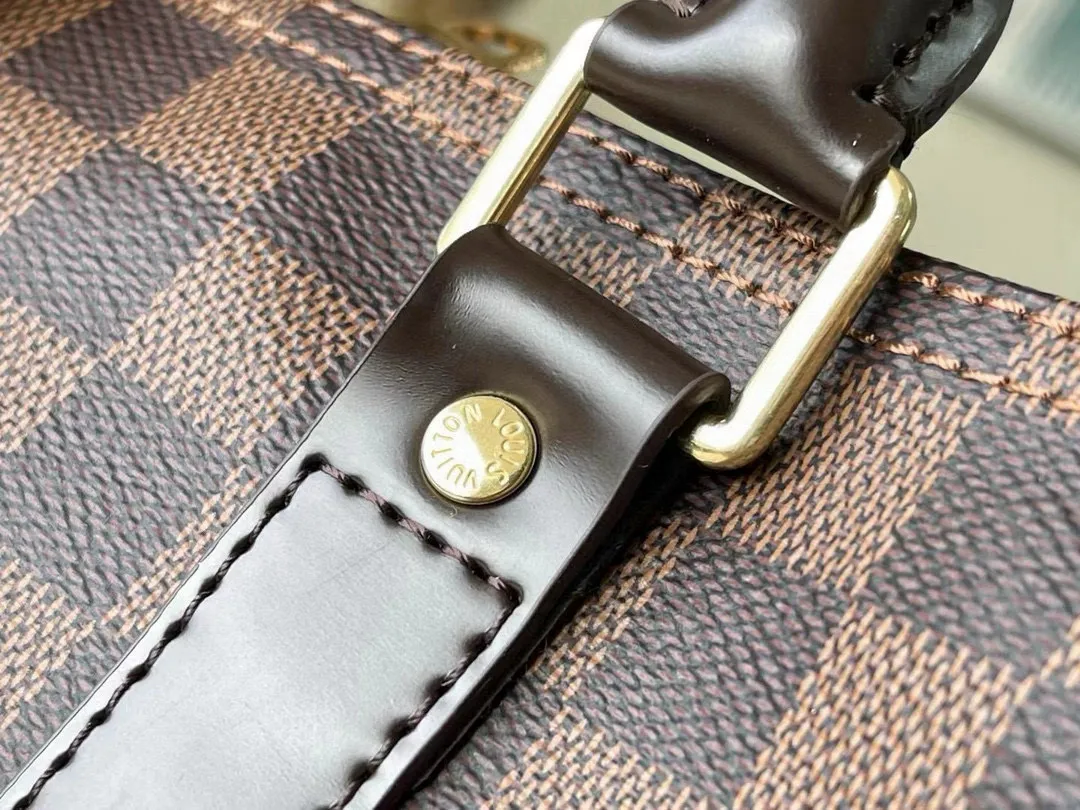 💰960 (size 45) top original M41414 coffee grid with spacious capacity and flexible use. Durable, safe and reliable. Fashionable style, mature and stable. Features a secure double zipper and padlock, making it perfect for business or pleasure. Dimensions: 45 × 27 × 20 cm.