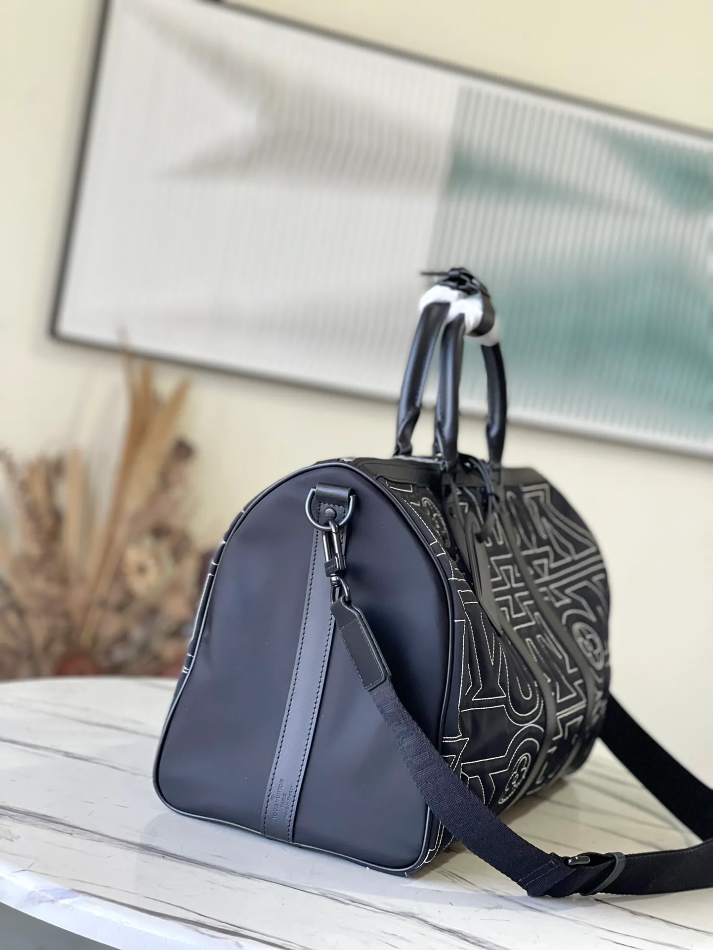 💰1620 (top layer leather) top original single M21428 The 2022 winter Ruixue capsule series features a reinterpretation of the classic Keepall travel bag, which is made of recycled nylon embroidered with the Vuitton logo and embellished with Monogram flowers, echoing the design of the season's outerwear. The double handles and adjustable shoulder strap make it easy to carry around and enjoy your ski vacation comfortably. Dimensions: 45 × 27 × 20 cm