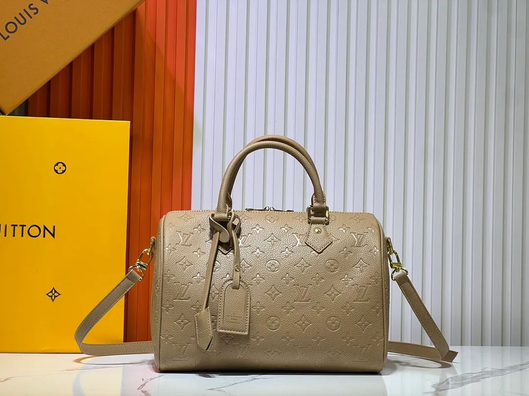 Batch 300💰Upgraded from the original M47186 M11323 M40391 This Speedy Soft 30 handbag renews the classic design of the Speedy handbag, using Monogram Empreinte leather and suede cowhide lining to create a light and soft structure. Whether carried by hand, cross-body or shoulder, you can create a trendy look. Dimensions: 30x21x17 cm