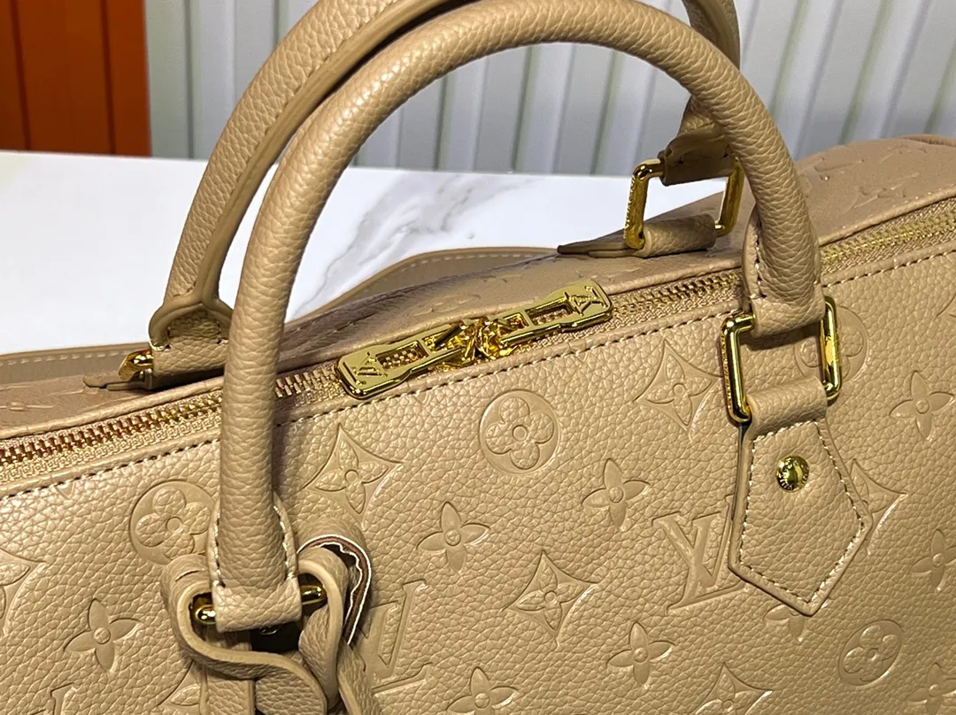 Batch 300💰Upgraded from the original M47186 M11323 M40391 This Speedy Soft 30 handbag renews the classic design of the Speedy handbag, using Monogram Empreinte leather and suede cowhide lining to create a light and soft structure. Whether carried by hand, cross-body or shoulder, you can create a trendy look. Dimensions: 30x21x17 cm