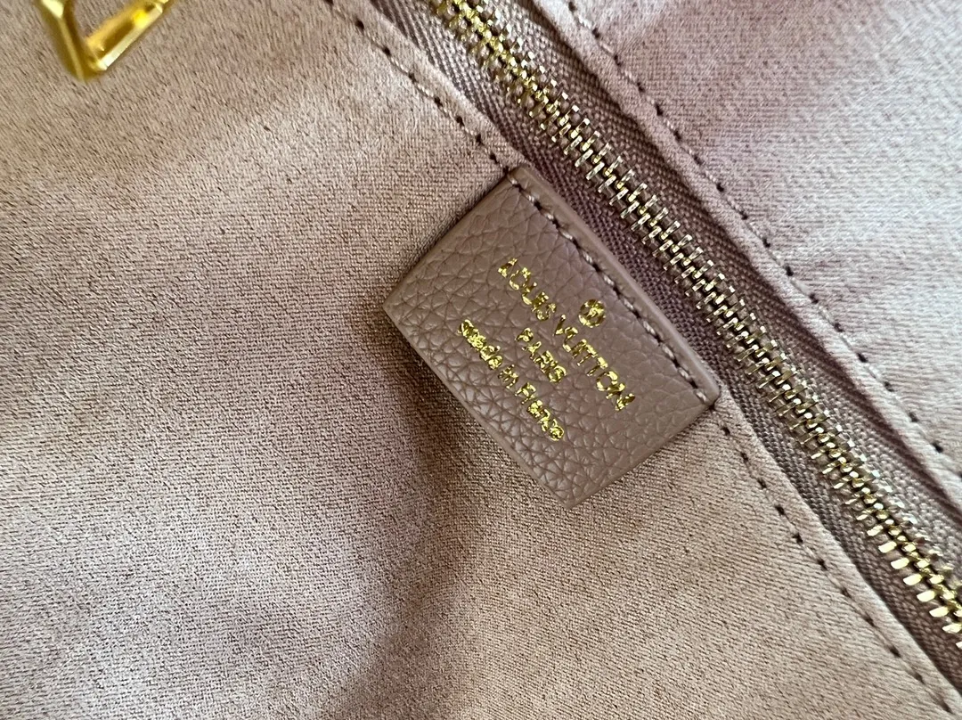 Batch 300💰Upgraded from the original M47186 M11323 M40391 This Speedy Soft 30 handbag renews the classic design of the Speedy handbag, using Monogram Empreinte leather and suede cowhide lining to create a light and soft structure. Whether carried by hand, cross-body or shoulder, you can create a trendy look. Dimensions: 30x21x17 cm