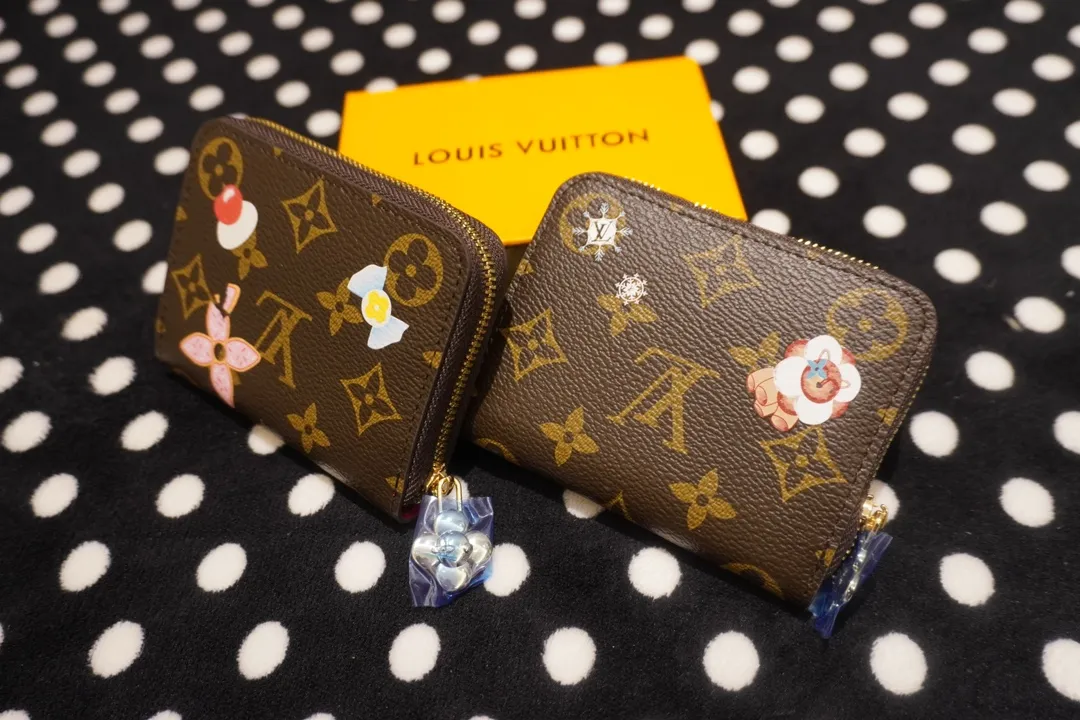 P130💰 60067, model number 12237 This LV Charms card holder is from the SnowShow series, incorporating the iconic Monogram canvas with smooth leather trim and festive patterns. The brand mascot Vivienne’s pet dog Petula lives in a corner, and Vivienne decorations and LV flowers complete the exquisite design. Dimensions 11x8x2