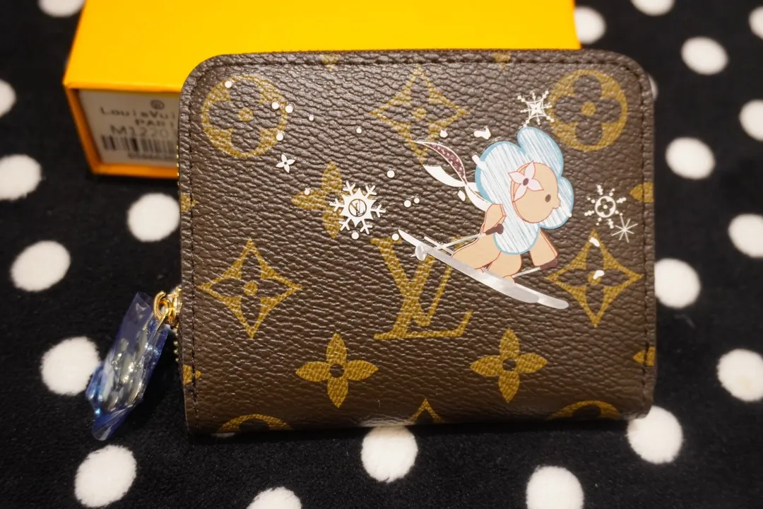 P130💰 60067, model number 12237 This LV Charms card holder is from the SnowShow series, incorporating the iconic Monogram canvas with smooth leather trim and festive patterns. The brand mascot Vivienne’s pet dog Petula lives in a corner, and Vivienne decorations and LV flowers complete the exquisite design. Dimensions 11x8x2