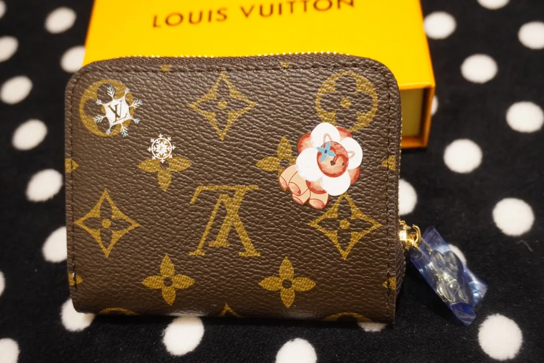 P130💰 60067, model number 12237 This LV Charms card holder is from the SnowShow series, incorporating the iconic Monogram canvas with smooth leather trim and festive patterns. The brand mascot Vivienne’s pet dog Petula lives in a corner, and Vivienne decorations and LV flowers complete the exquisite design. Dimensions 11x8x2