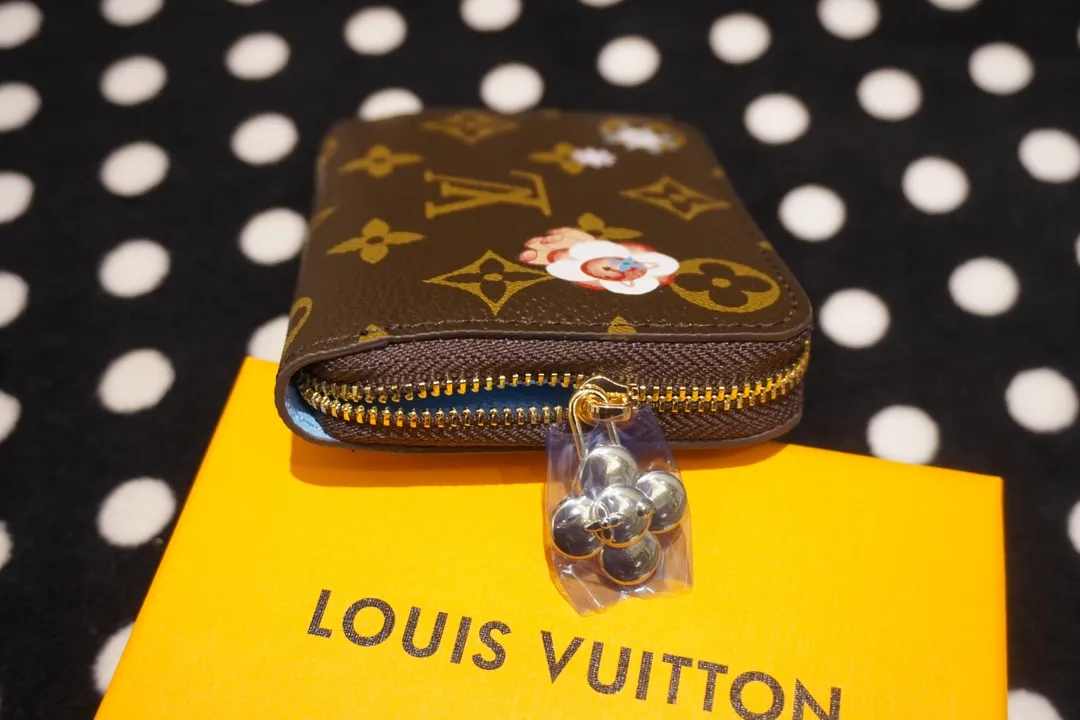 P130💰 60067, model number 12237 This LV Charms card holder is from the SnowShow series, incorporating the iconic Monogram canvas with smooth leather trim and festive patterns. The brand mascot Vivienne’s pet dog Petula lives in a corner, and Vivienne decorations and LV flowers complete the exquisite design. Dimensions 11x8x2