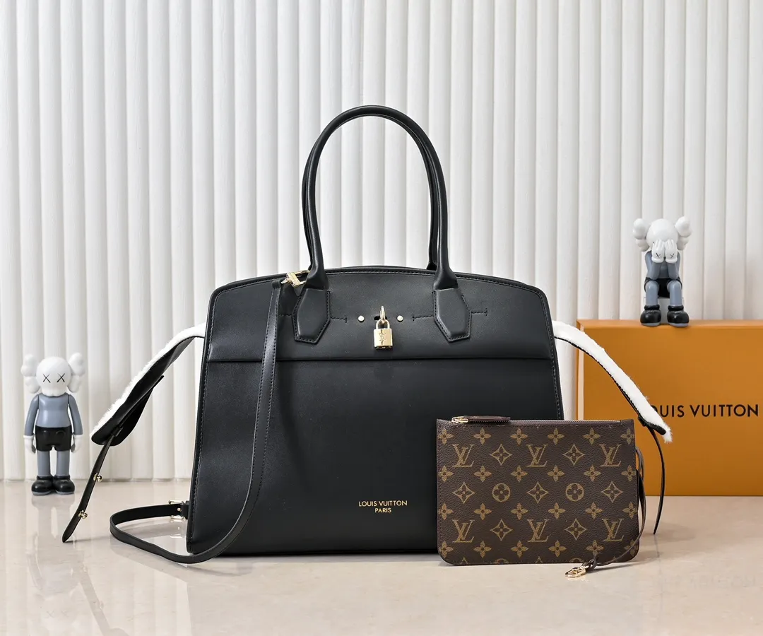 Batch 💰Small 380 💰Large 200 Furry M12005 M12556 M12337 This large City Steamer handbag draws inspiration from the design of luggage built for cruise ships in 1901, making its eye-catching appearance at the 2024 autumn and winter ready-to-wear show. Grained Millesime leather and shearling leather trims add seasonal flair, an embossed padlock and hot-stamped LV Circle logo add a modern twist, and a removable Monogram storage bag makes it easy to store valuables. Size: large size 35x42x21cm, small size 30x36x17