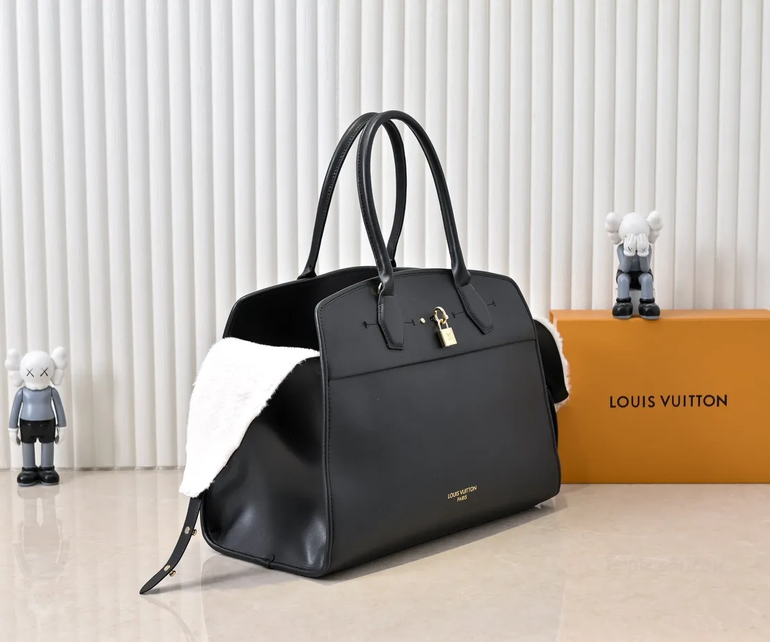 Batch 💰Small 380 💰Large 200 Furry M12005 M12556 M12337 This large City Steamer handbag draws inspiration from the design of luggage built for cruise ships in 1901, making its eye-catching appearance at the 2024 autumn and winter ready-to-wear show. Grained Millesime leather and shearling leather trims add seasonal flair, an embossed padlock and hot-stamped LV Circle logo add a modern twist, and a removable Monogram storage bag makes it easy to store valuables. Size: large size 35x42x21cm, small size 30x36x17