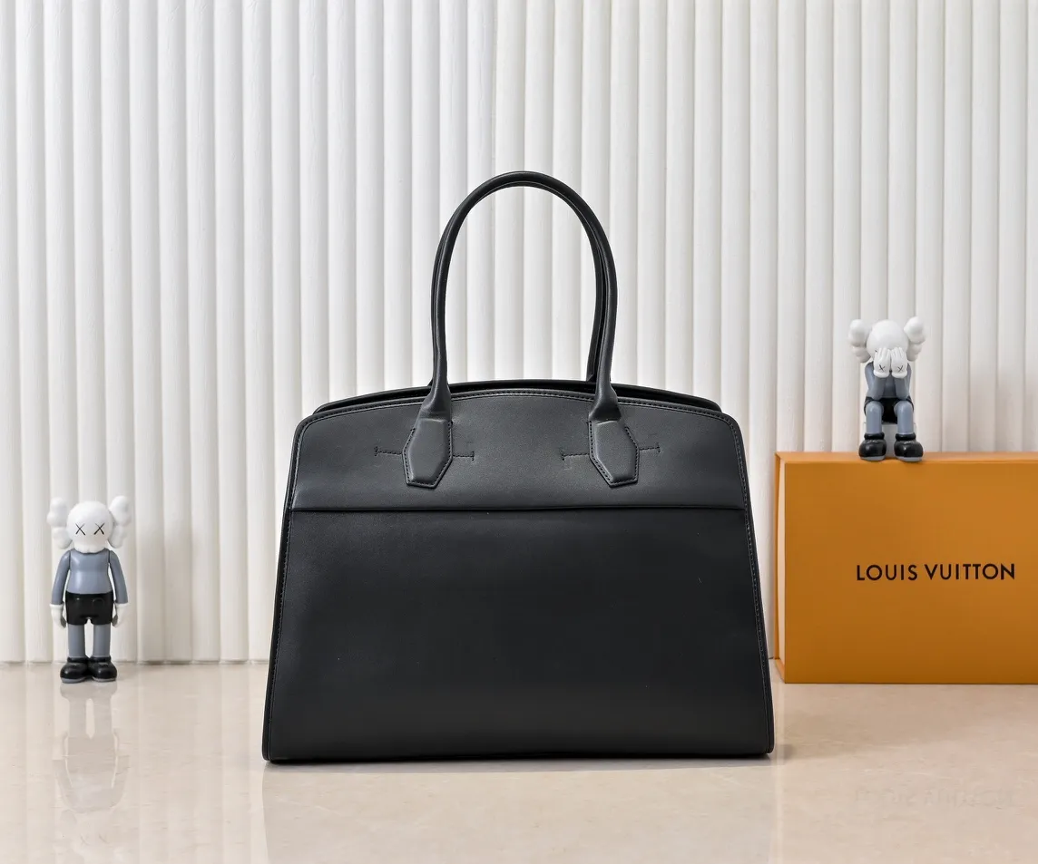 Batch 💰Small 380 💰Large 200 Furry M12005 M12556 M12337 This large City Steamer handbag draws inspiration from the design of luggage built for cruise ships in 1901, making its eye-catching appearance at the 2024 autumn and winter ready-to-wear show. Grained Millesime leather and shearling leather trims add seasonal flair, an embossed padlock and hot-stamped LV Circle logo add a modern twist, and a removable Monogram storage bag makes it easy to store valuables. Size: large size 35x42x21cm, small size 30x36x17