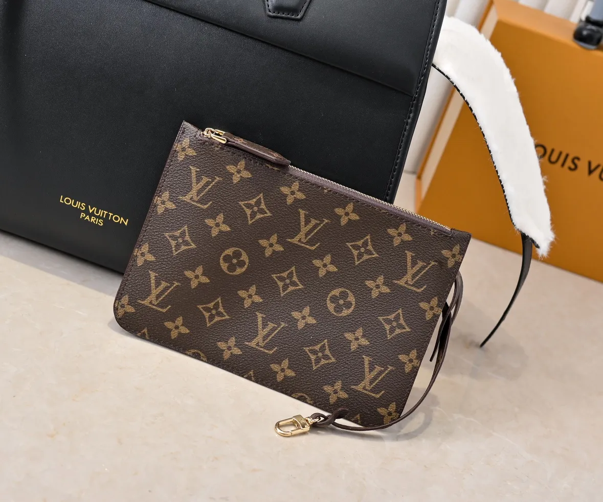 Batch 💰Small 380 💰Large 200 Furry M12005 M12556 M12337 This large City Steamer handbag draws inspiration from the design of luggage built for cruise ships in 1901, making its eye-catching appearance at the 2024 autumn and winter ready-to-wear show. Grained Millesime leather and shearling leather trims add seasonal flair, an embossed padlock and hot-stamped LV Circle logo add a modern twist, and a removable Monogram storage bag makes it easy to store valuables. Size: large size 35x42x21cm, small size 30x36x17