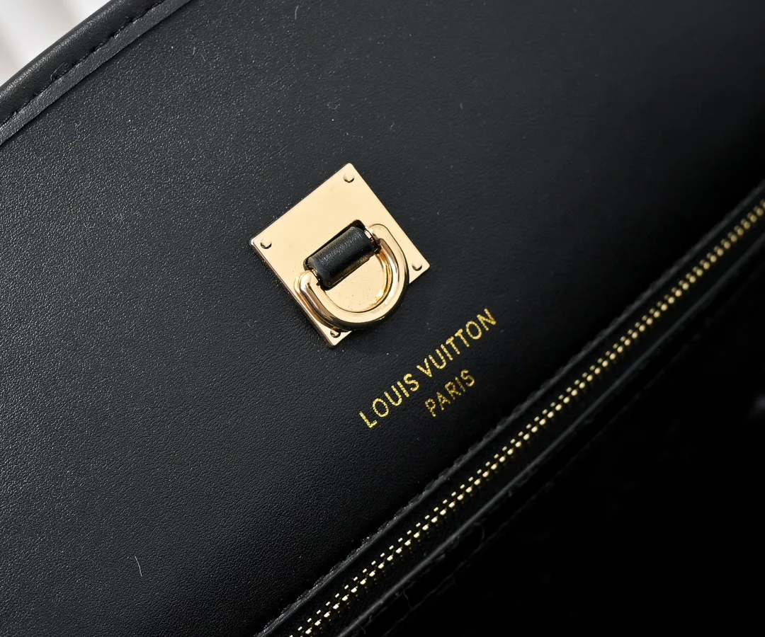 Batch 💰Small 380 💰Large 200 Furry M12005 M12556 M12337 This large City Steamer handbag draws inspiration from the design of luggage built for cruise ships in 1901, making its eye-catching appearance at the 2024 autumn and winter ready-to-wear show. Grained Millesime leather and shearling leather trims add seasonal flair, an embossed padlock and hot-stamped LV Circle logo add a modern twist, and a removable Monogram storage bag makes it easy to store valuables. Size: large size 35x42x21cm, small size 30x36x17