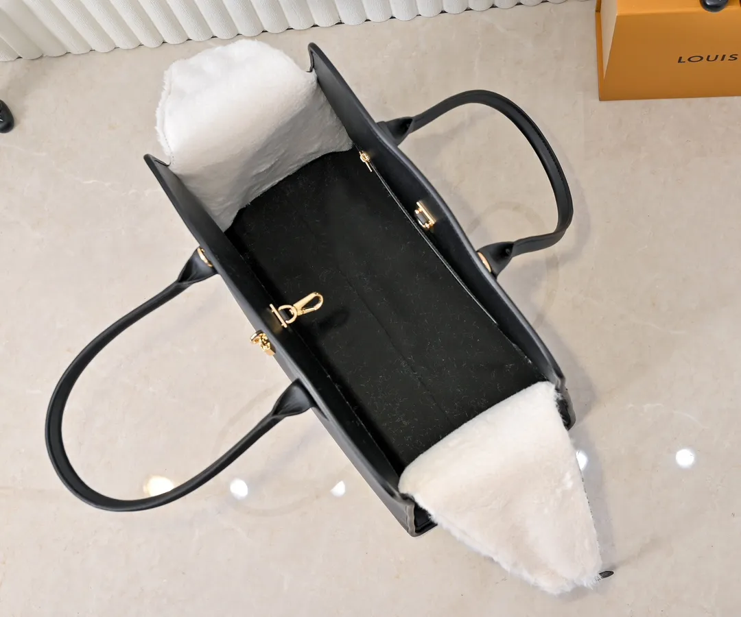 Batch 💰Small 380 💰Large 200 Furry M12005 M12556 M12337 This large City Steamer handbag draws inspiration from the design of luggage built for cruise ships in 1901, making its eye-catching appearance at the 2024 autumn and winter ready-to-wear show. Grained Millesime leather and shearling leather trims add seasonal flair, an embossed padlock and hot-stamped LV Circle logo add a modern twist, and a removable Monogram storage bag makes it easy to store valuables. Size: large size 35x42x21cm, small size 30x36x17