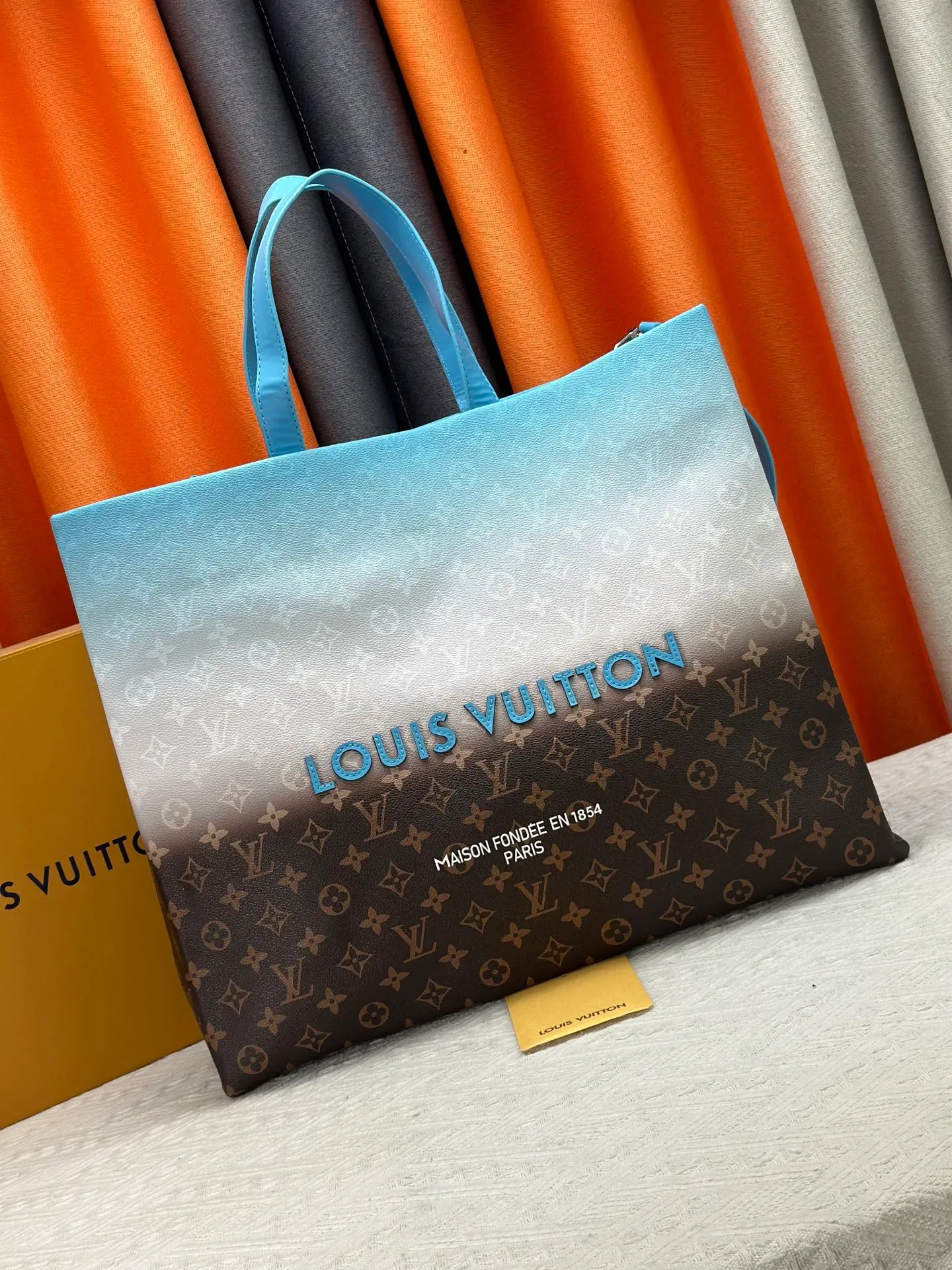 P300 M24457 Gradient Blue Presbyopia Plaid Purple. Grass green pink black orange blue green gray presbyopia plaid black crocodile pattern orange crocodile pattern This medium Shopper bag is inspired by the Louis Vuitton shopping bag, with the words Louis Vuitton and Maison Fondée En 1854 written in soft calfskin, with top handles and a detachable shoulder strap. Dimensions: 42x34x16cm