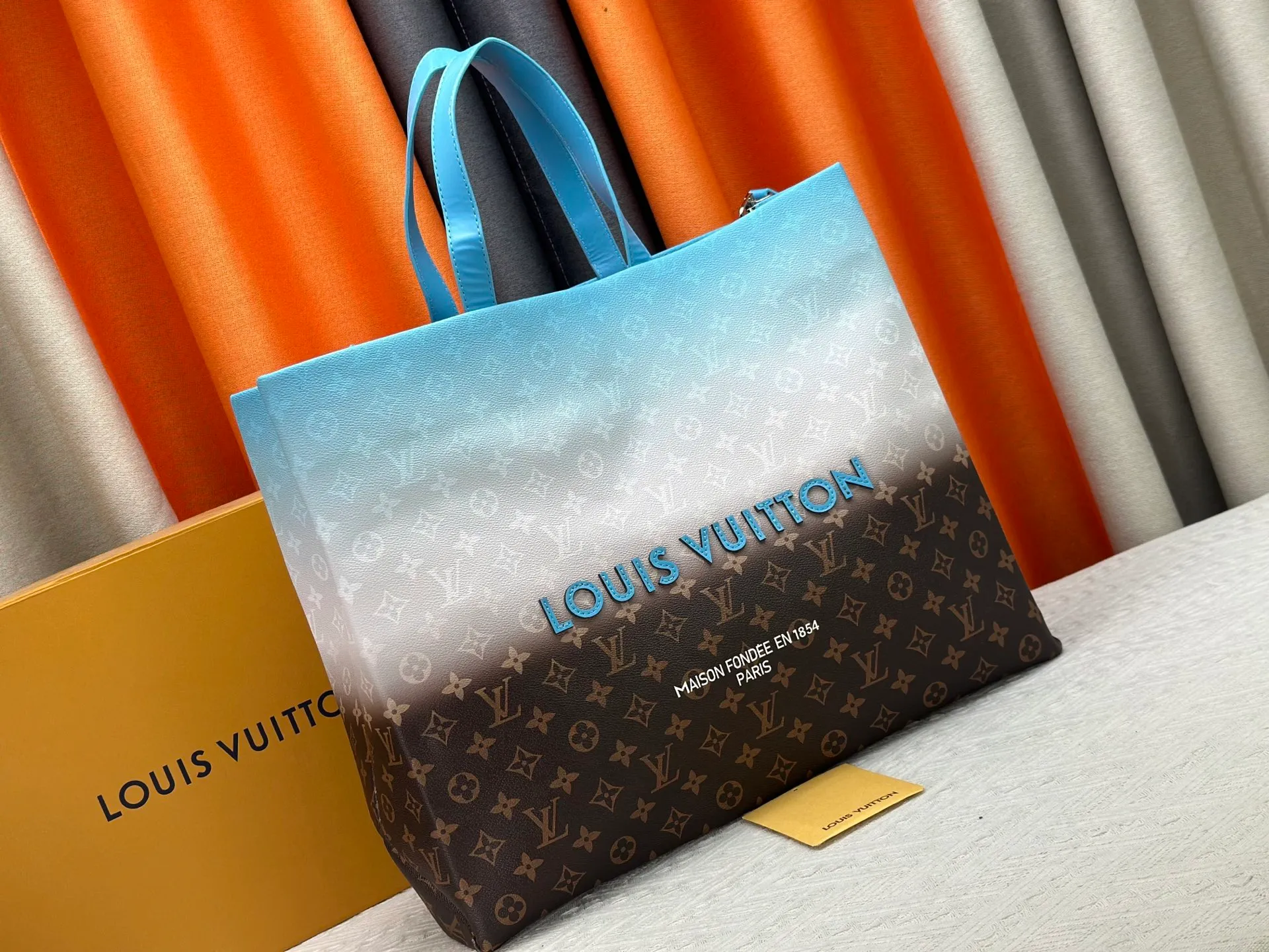 P300 M24457 Gradient Blue Presbyopia Plaid Purple. Grass green pink black orange blue green gray presbyopia plaid black crocodile pattern orange crocodile pattern This medium Shopper bag is inspired by the Louis Vuitton shopping bag, with the words Louis Vuitton and Maison Fondée En 1854 written in soft calfskin, with top handles and a detachable shoulder strap. Dimensions: 42x34x16cm