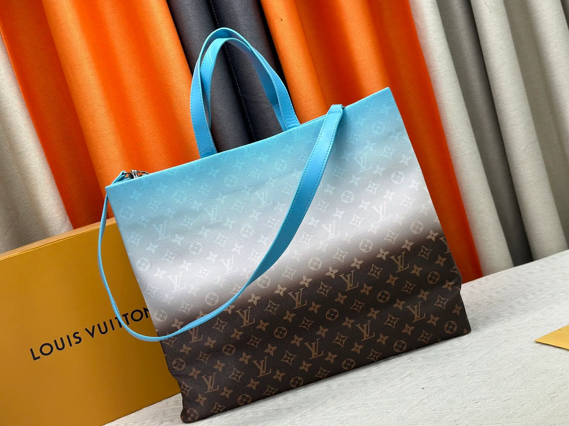P300 M24457 Gradient Blue Presbyopia Plaid Purple. Grass green pink black orange blue green gray presbyopia plaid black crocodile pattern orange crocodile pattern This medium Shopper bag is inspired by the Louis Vuitton shopping bag, with the words Louis Vuitton and Maison Fondée En 1854 written in soft calfskin, with top handles and a detachable shoulder strap. Dimensions: 42x34x16cm