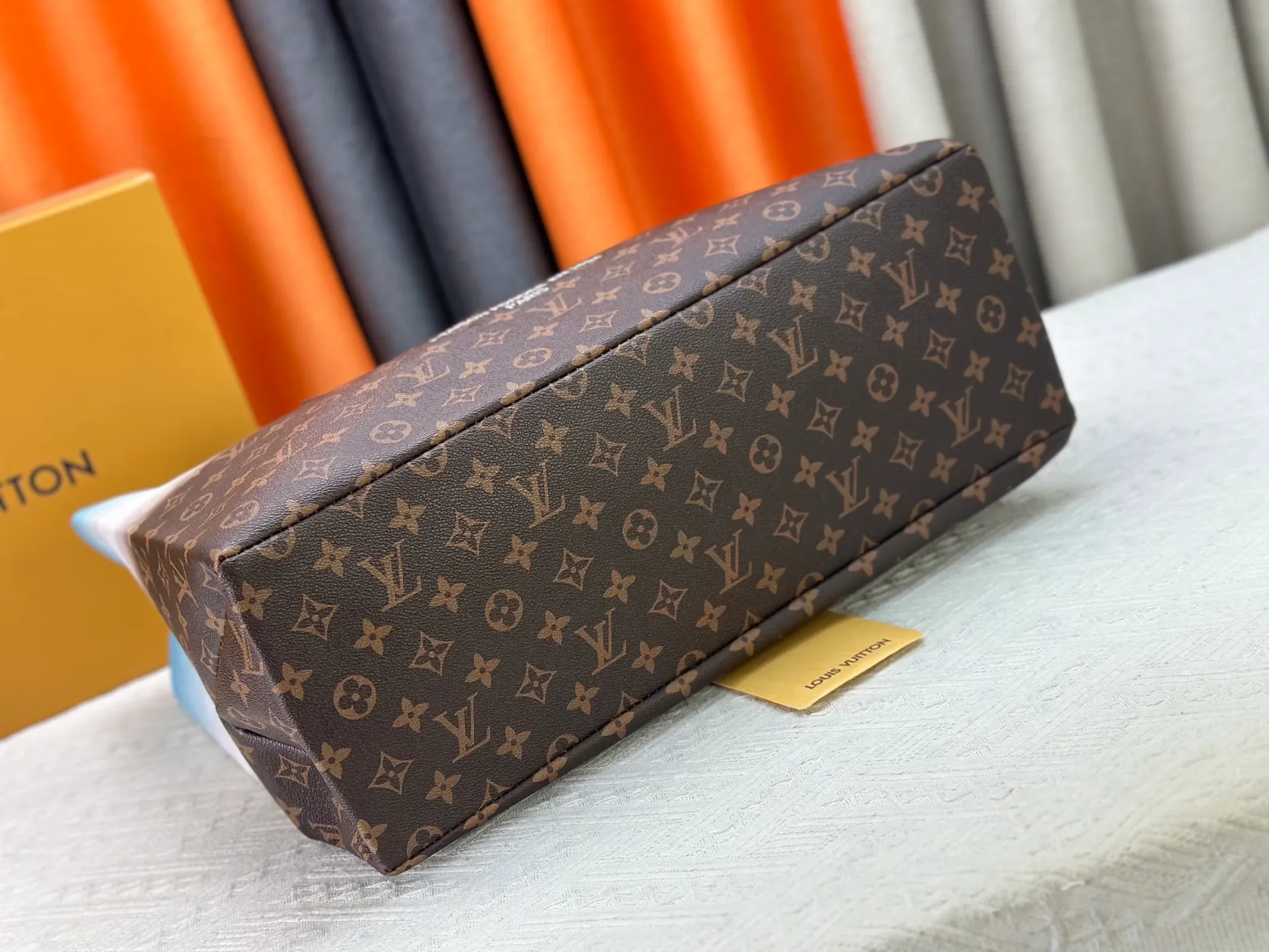 P300 M24457 Gradient Blue Presbyopia Plaid Purple. Grass green pink black orange blue green gray presbyopia plaid black crocodile pattern orange crocodile pattern This medium Shopper bag is inspired by the Louis Vuitton shopping bag, with the words Louis Vuitton and Maison Fondée En 1854 written in soft calfskin, with top handles and a detachable shoulder strap. Dimensions: 42x34x16cm