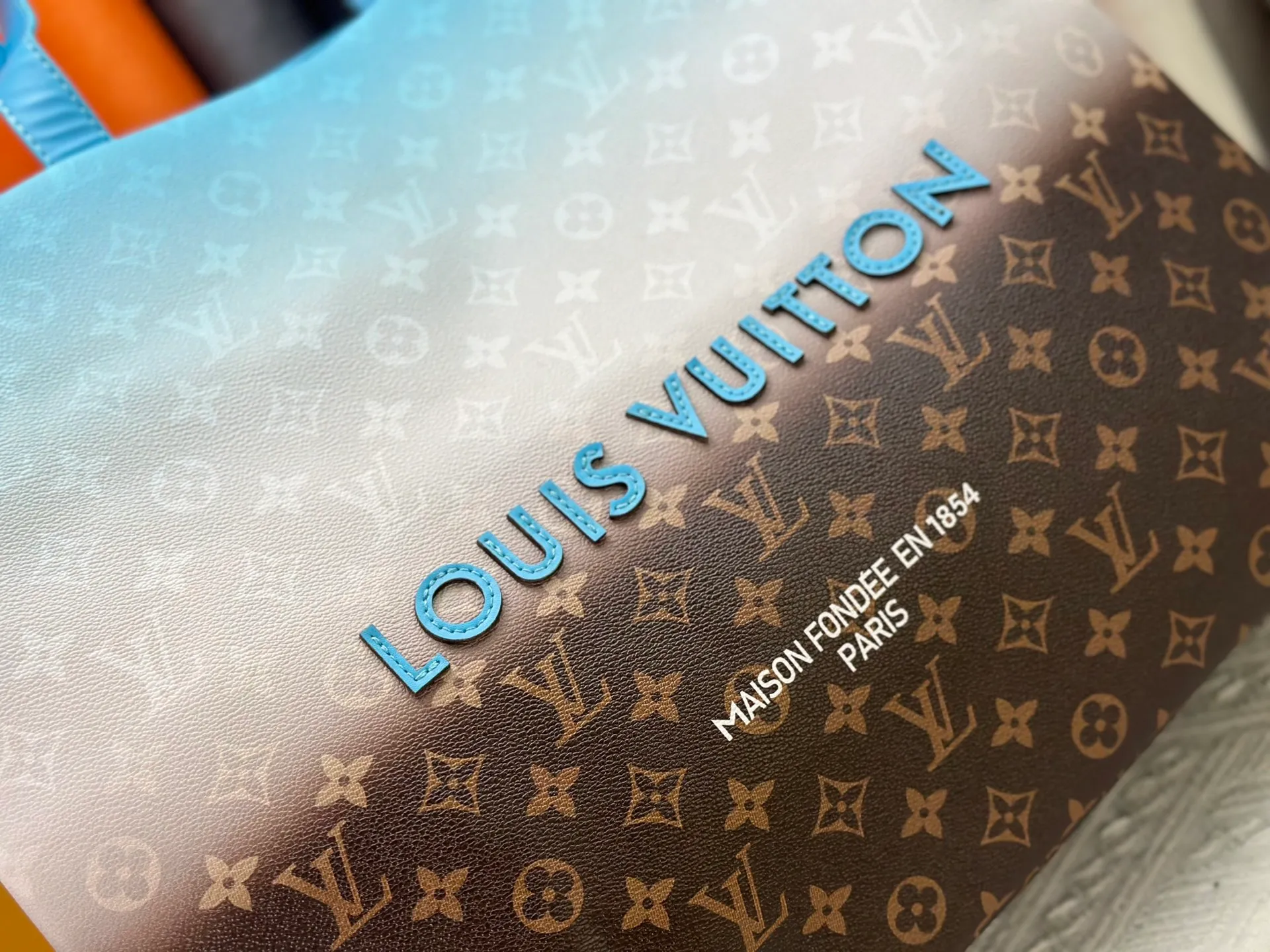 P300 M24457 Gradient Blue Presbyopia Plaid Purple. Grass green pink black orange blue green gray presbyopia plaid black crocodile pattern orange crocodile pattern This medium Shopper bag is inspired by the Louis Vuitton shopping bag, with the words Louis Vuitton and Maison Fondée En 1854 written in soft calfskin, with top handles and a detachable shoulder strap. Dimensions: 42x34x16cm