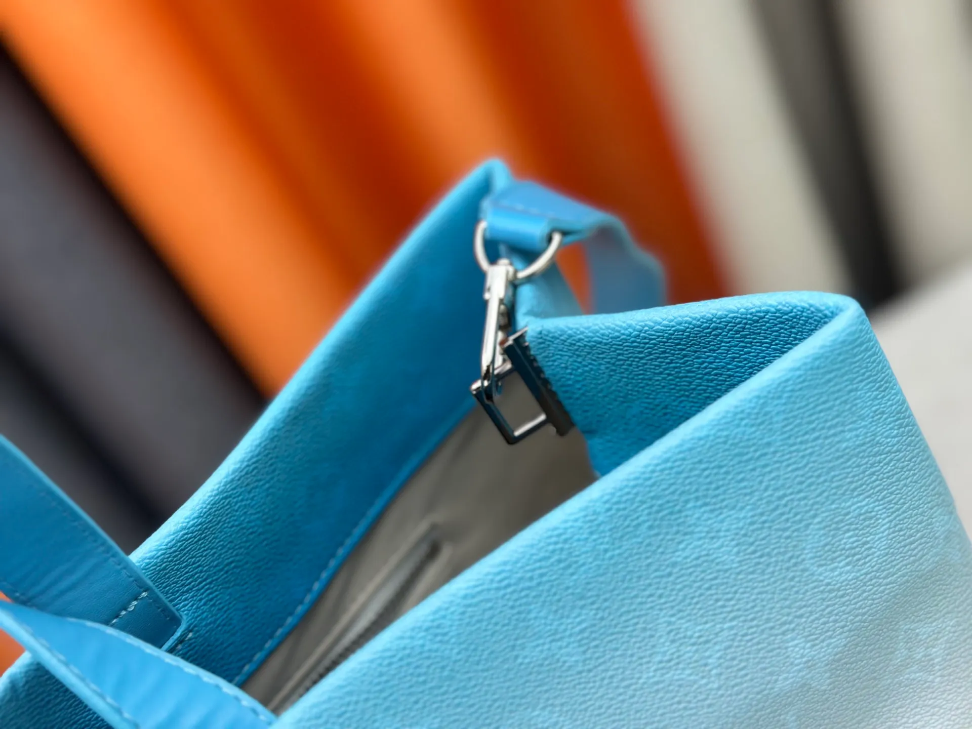 P300 M24457 Gradient Blue Presbyopia Plaid Purple. Grass green pink black orange blue green gray presbyopia plaid black crocodile pattern orange crocodile pattern This medium Shopper bag is inspired by the Louis Vuitton shopping bag, with the words Louis Vuitton and Maison Fondée En 1854 written in soft calfskin, with top handles and a detachable shoulder strap. Dimensions: 42x34x16cm