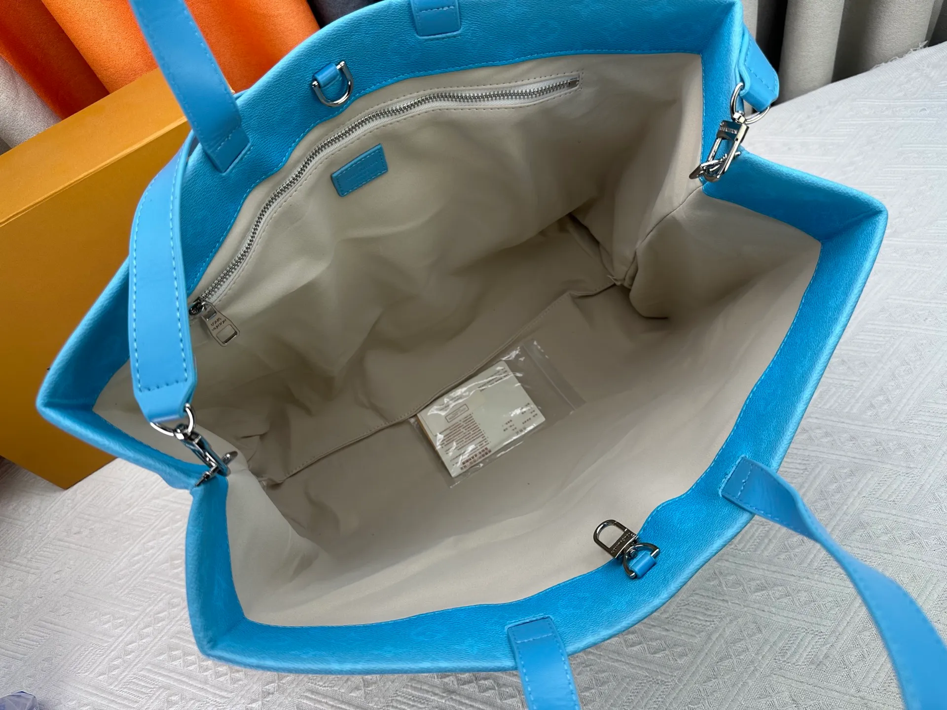 P300 M24457 Gradient Blue Presbyopia Plaid Purple. Grass green pink black orange blue green gray presbyopia plaid black crocodile pattern orange crocodile pattern This medium Shopper bag is inspired by the Louis Vuitton shopping bag, with the words Louis Vuitton and Maison Fondée En 1854 written in soft calfskin, with top handles and a detachable shoulder strap. Dimensions: 42x34x16cm