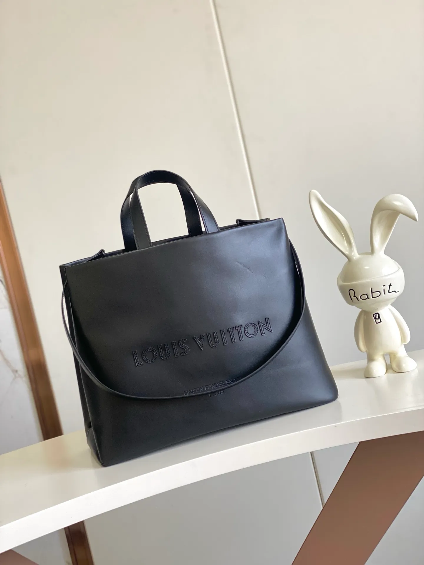💰1100 (top layer leather) top original single 163 chip M13979 black M13982 green top original single This Shopper medium handbag draws inspiration from Louis Vuitton shopping bags, with the words Louis Vuitton and Maison Fondée En 1854 written on soft cow leather, with a top handle and a detachable shoulder strap. 40.0 x 32.0 x 16.0 cm (L x H x W) • Cow leather • Cow leather trim • Textile lining • Metal hardware • Musketon closure • Main compartment • Zip pocket • Double patch pockets • Handles: Double handle