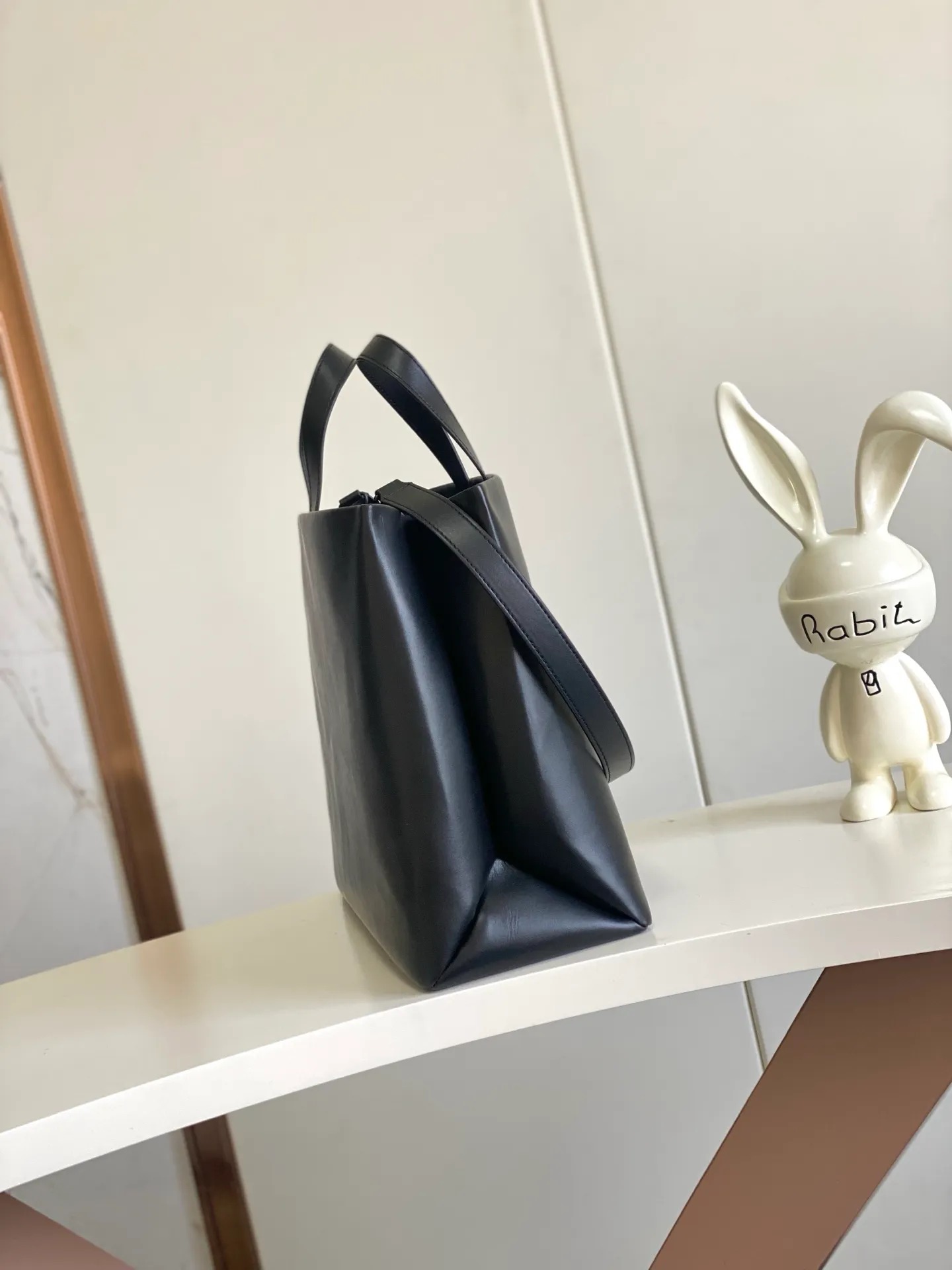 💰1100 (top layer leather) top original single 163 chip M13979 black M13982 green top original single This Shopper medium handbag draws inspiration from Louis Vuitton shopping bags, with the words Louis Vuitton and Maison Fondée En 1854 written on soft cow leather, with a top handle and a detachable shoulder strap. 40.0 x 32.0 x 16.0 cm (L x H x W) • Cow leather • Cow leather trim • Textile lining • Metal hardware • Musketon closure • Main compartment • Zip pocket • Double patch pockets • Handles: Double handle