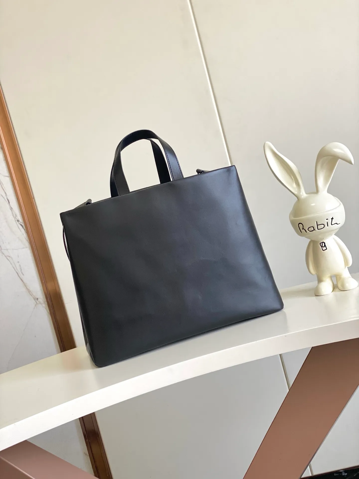 💰1100 (top layer leather) top original single 163 chip M13979 black M13982 green top original single This Shopper medium handbag draws inspiration from Louis Vuitton shopping bags, with the words Louis Vuitton and Maison Fondée En 1854 written on soft cow leather, with a top handle and a detachable shoulder strap. 40.0 x 32.0 x 16.0 cm (L x H x W) • Cow leather • Cow leather trim • Textile lining • Metal hardware • Musketon closure • Main compartment • Zip pocket • Double patch pockets • Handles: Double handle