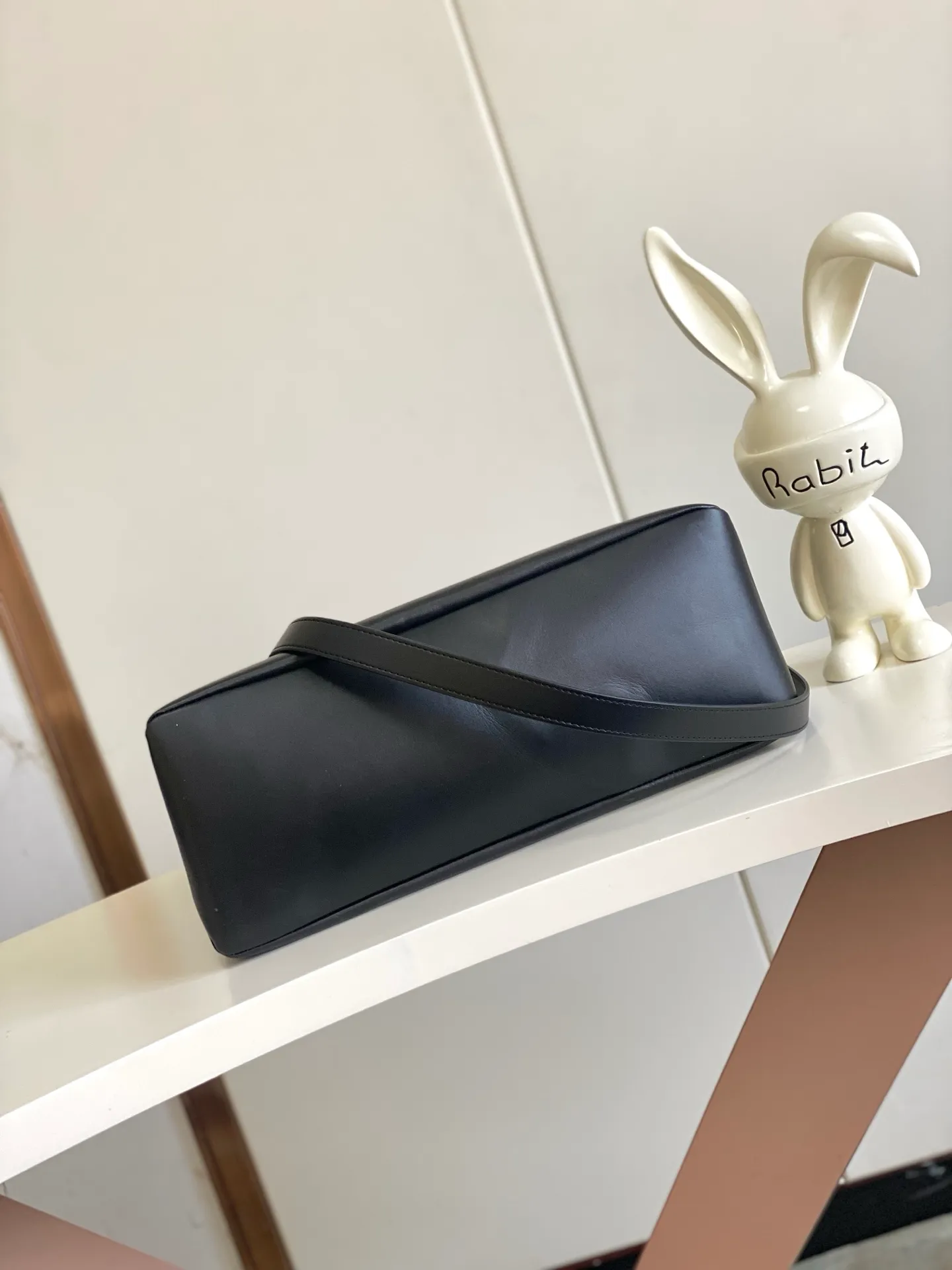 💰1100 (top layer leather) top original single 163 chip M13979 black M13982 green top original single This Shopper medium handbag draws inspiration from Louis Vuitton shopping bags, with the words Louis Vuitton and Maison Fondée En 1854 written on soft cow leather, with a top handle and a detachable shoulder strap. 40.0 x 32.0 x 16.0 cm (L x H x W) • Cow leather • Cow leather trim • Textile lining • Metal hardware • Musketon closure • Main compartment • Zip pocket • Double patch pockets • Handles: Double handle