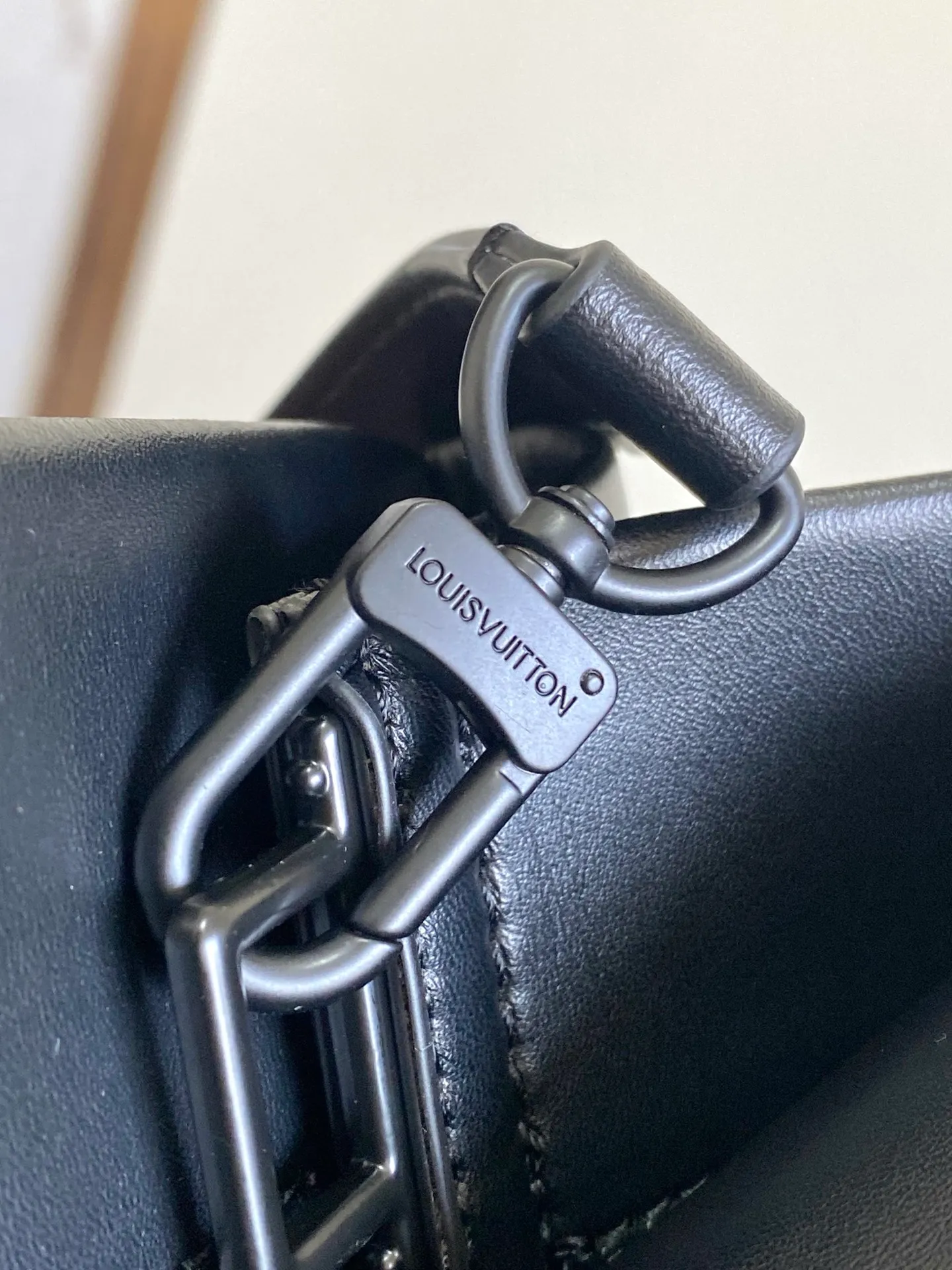 💰1100 (top layer leather) top original single 163 chip M13979 black M13982 green top original single This Shopper medium handbag draws inspiration from Louis Vuitton shopping bags, with the words Louis Vuitton and Maison Fondée En 1854 written on soft cow leather, with a top handle and a detachable shoulder strap. 40.0 x 32.0 x 16.0 cm (L x H x W) • Cow leather • Cow leather trim • Textile lining • Metal hardware • Musketon closure • Main compartment • Zip pocket • Double patch pockets • Handles: Double handle