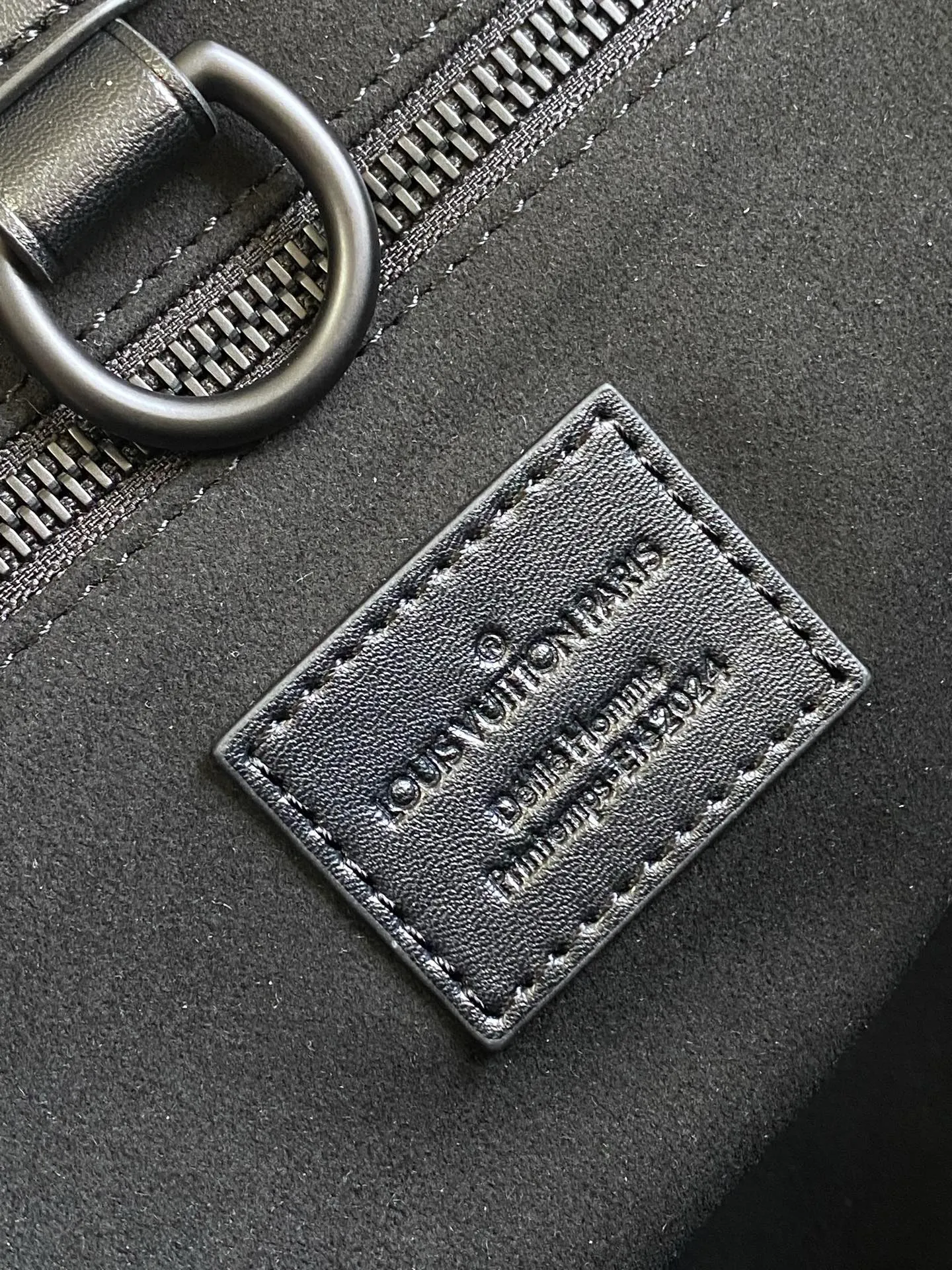 💰1100 (top layer leather) top original single 163 chip M13979 black M13982 green top original single This Shopper medium handbag draws inspiration from Louis Vuitton shopping bags, with the words Louis Vuitton and Maison Fondée En 1854 written on soft cow leather, with a top handle and a detachable shoulder strap. 40.0 x 32.0 x 16.0 cm (L x H x W) • Cow leather • Cow leather trim • Textile lining • Metal hardware • Musketon closure • Main compartment • Zip pocket • Double patch pockets • Handles: Double handle