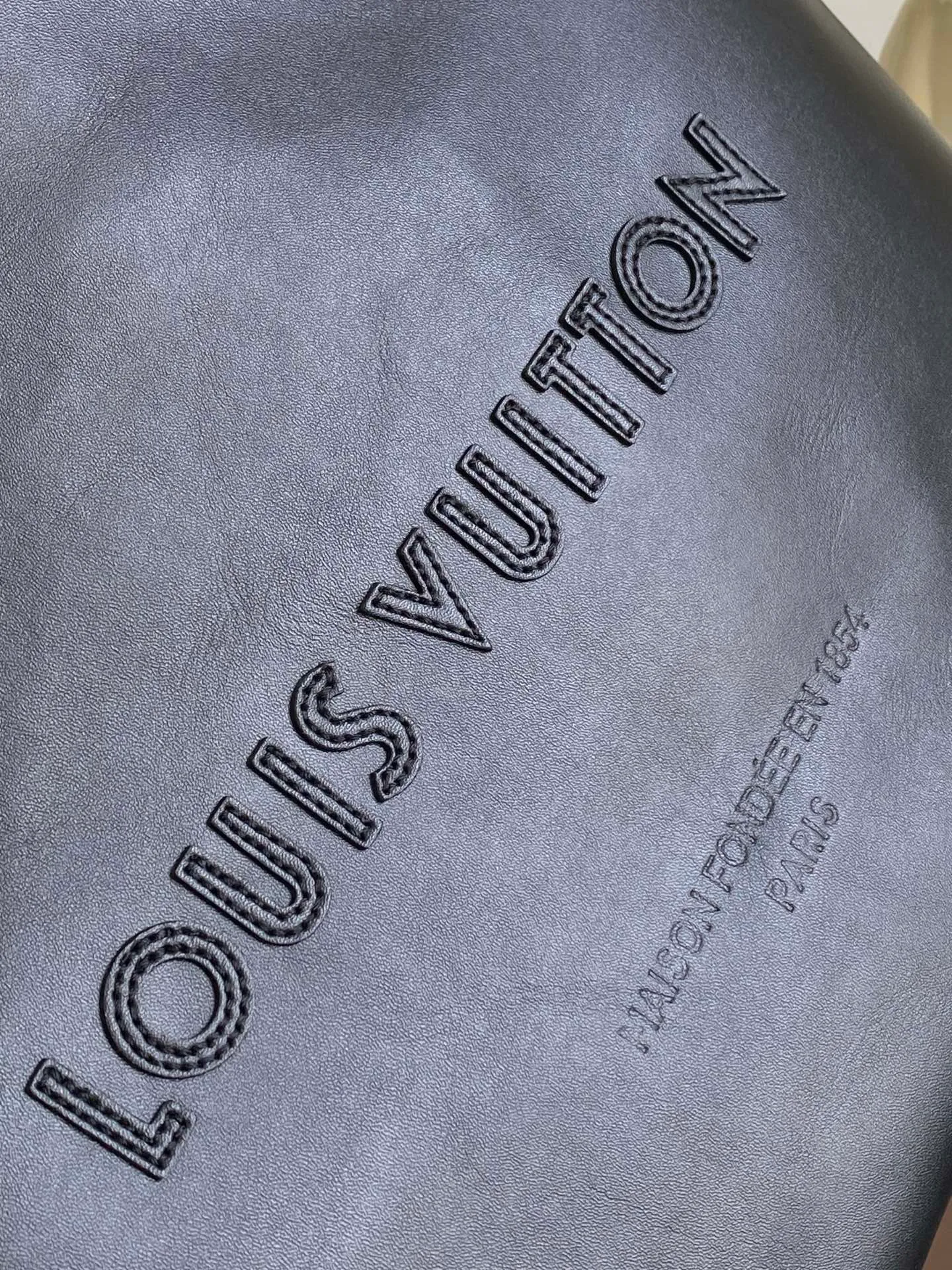 💰1100 (top layer leather) top original single 163 chip M13979 black M13982 green top original single This Shopper medium handbag draws inspiration from Louis Vuitton shopping bags, with the words Louis Vuitton and Maison Fondée En 1854 written on soft cow leather, with a top handle and a detachable shoulder strap. 40.0 x 32.0 x 16.0 cm (L x H x W) • Cow leather • Cow leather trim • Textile lining • Metal hardware • Musketon closure • Main compartment • Zip pocket • Double patch pockets • Handles: Double handle
