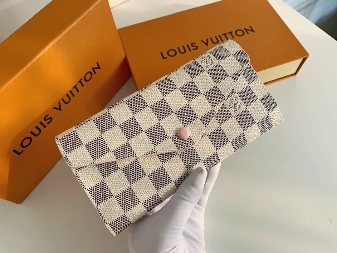 💰100 💎The Josephine Wallet is inspired by Louis Vuitton's first wallet. It is made of soft Monogram canvas and lined with brightly colored lining, giving the brand's classic design a unique and stylish beauty. The long, flat shape makes it easy to slip into any pocket or handbag. Model: M60708 Size: 19/10.