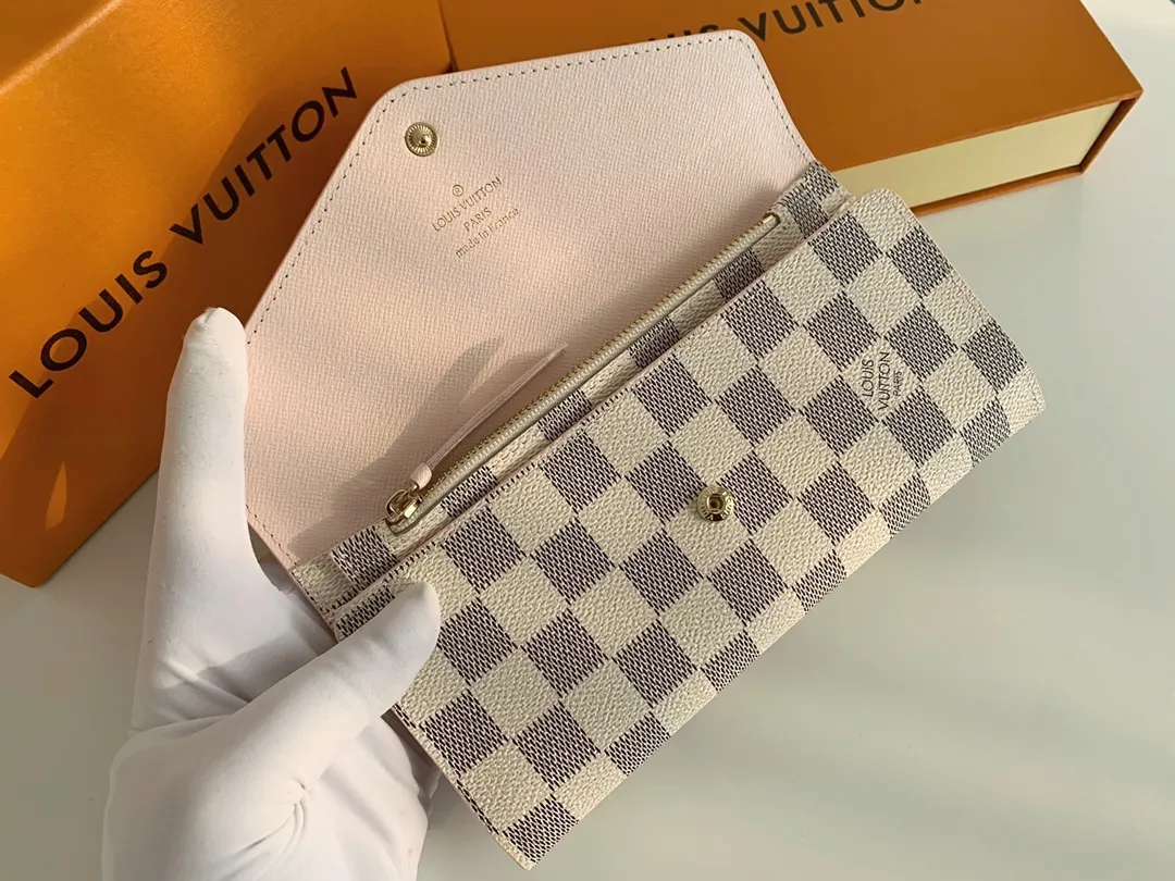 💰100 💎The Josephine Wallet is inspired by Louis Vuitton's first wallet. It is made of soft Monogram canvas and lined with brightly colored lining, giving the brand's classic design a unique and stylish beauty. The long, flat shape makes it easy to slip into any pocket or handbag. Model: M60708 Size: 19/10.