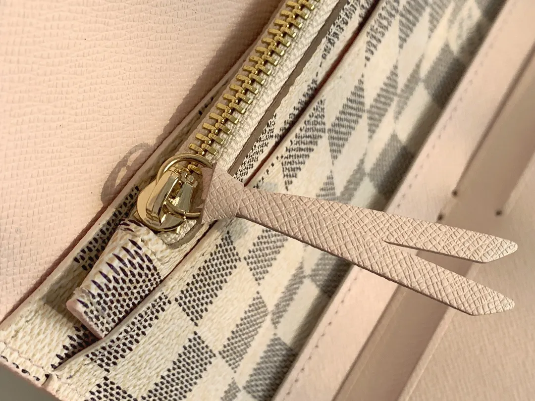 💰100 💎The Josephine Wallet is inspired by Louis Vuitton's first wallet. It is made of soft Monogram canvas and lined with brightly colored lining, giving the brand's classic design a unique and stylish beauty. The long, flat shape makes it easy to slip into any pocket or handbag. Model: M60708 Size: 19/10.