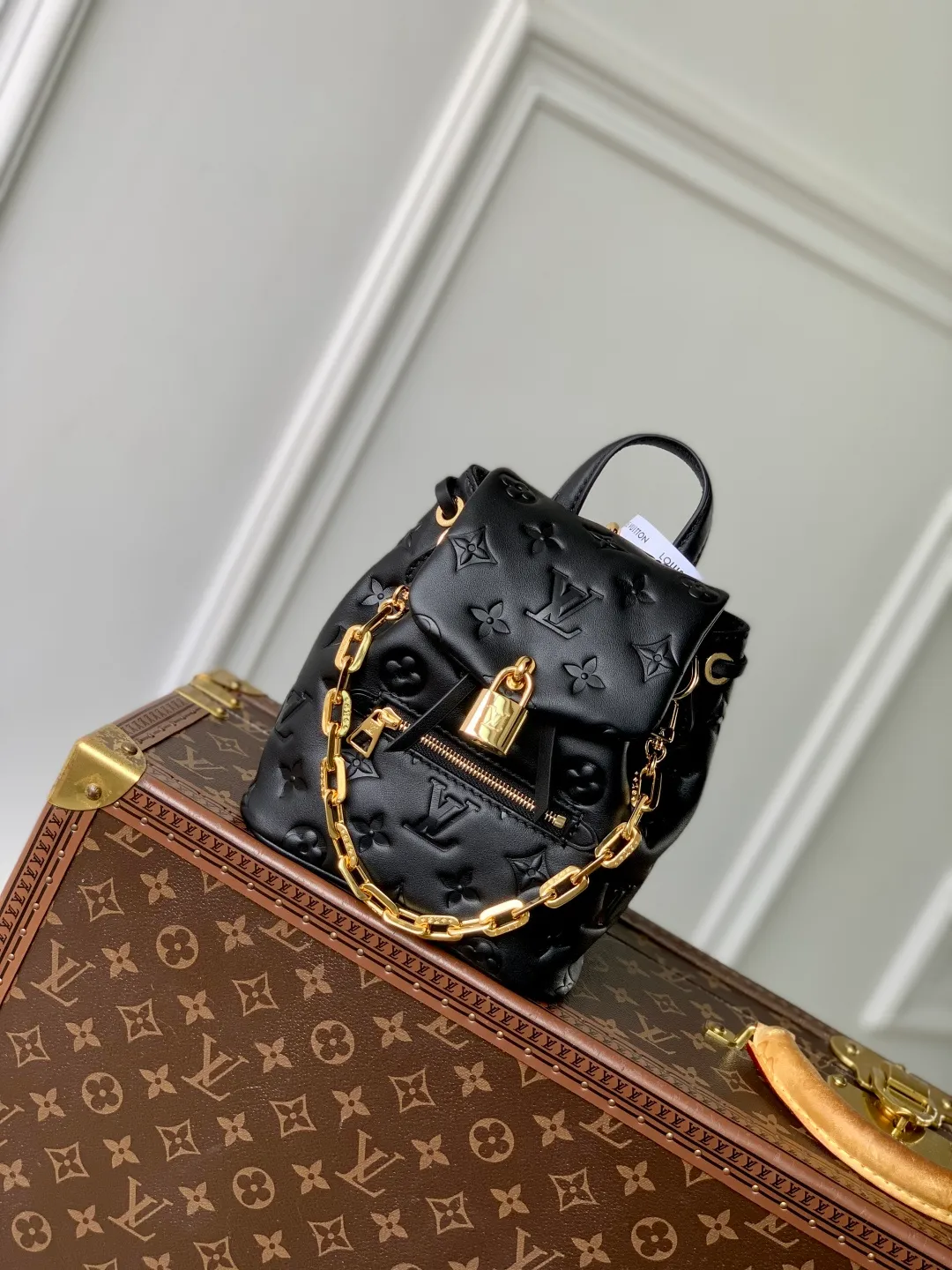 💰1100 (top-grain leather) top-quality original M13387 Coussin Backpack mini handbag made of Monogram leather with a lightweight structure and a detachable Coussin chain. The sleek metal LV padlock ensures your everyday needs are secure and can be worn on the shoulder, on the shoulder or in the hand. 20 x 7.5 x 15 cm (height x width x length)
