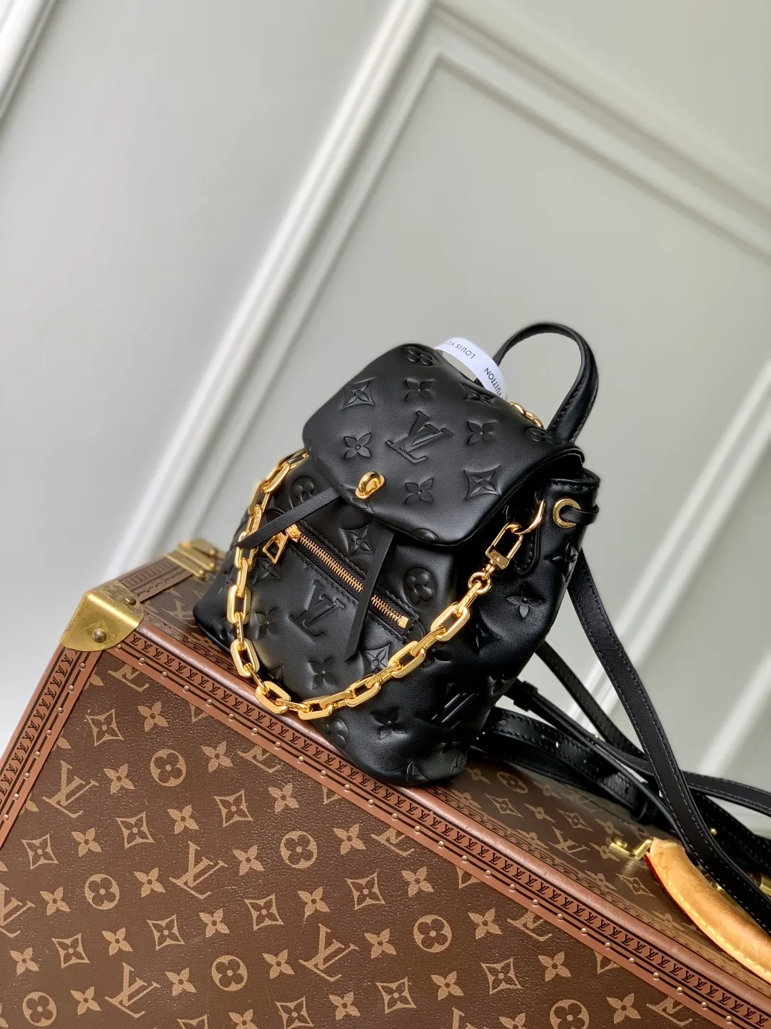 💰1100 (top-grain leather) top-quality original M13387 Coussin Backpack mini handbag made of Monogram leather with a lightweight structure and a detachable Coussin chain. The sleek metal LV padlock ensures your everyday needs are secure and can be worn on the shoulder, on the shoulder or in the hand. 20 x 7.5 x 15 cm (height x width x length)