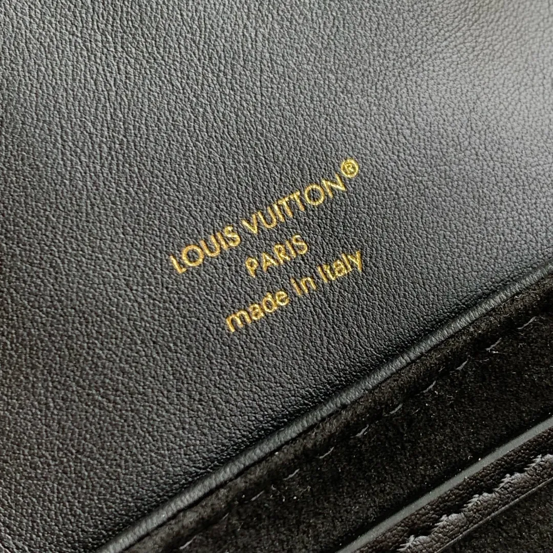 💰1100 (top-grain leather) top-quality original M13387 Coussin Backpack mini handbag made of Monogram leather with a lightweight structure and a detachable Coussin chain. The sleek metal LV padlock ensures your everyday needs are secure and can be worn on the shoulder, on the shoulder or in the hand. 20 x 7.5 x 15 cm (height x width x length)