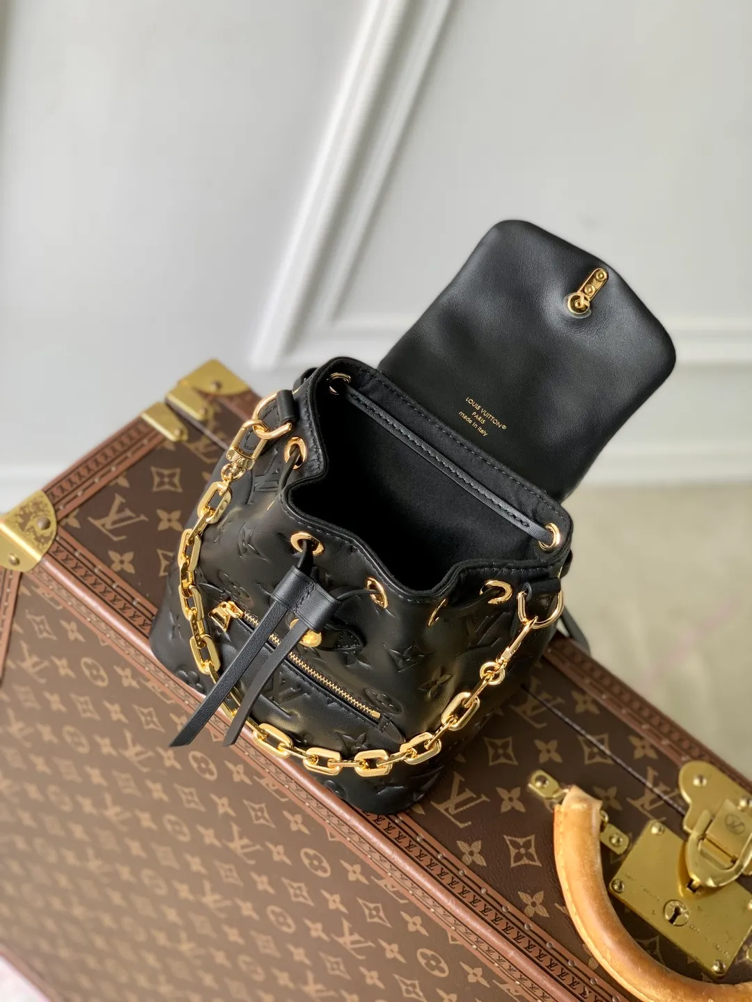 💰1100 (top-grain leather) top-quality original M13387 Coussin Backpack mini handbag made of Monogram leather with a lightweight structure and a detachable Coussin chain. The sleek metal LV padlock ensures your everyday needs are secure and can be worn on the shoulder, on the shoulder or in the hand. 20 x 7.5 x 15 cm (height x width x length)