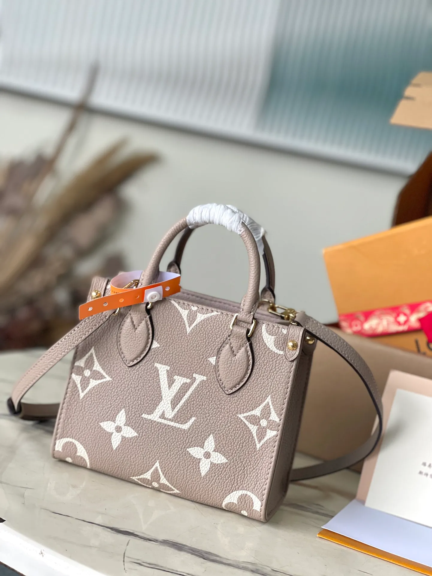 💰960 (top-grain leather) top original order M47064, support counter inspection, the photos taken of duty-free goods are consistent with the product without unpacking. This product is an exclusive duty-free product in the market and is the highest-end product. Inspection is supported. This product has passed strict inspection and is flawless. Please wear gloves when touching the product. This product is not returnable or exchangeable. Please confirm the product first and then remove the label on the handle. This product is temporarily not open to the public, only regular customers, and is in short supply. Dimensions: 18 x 15 x 8.5 cm