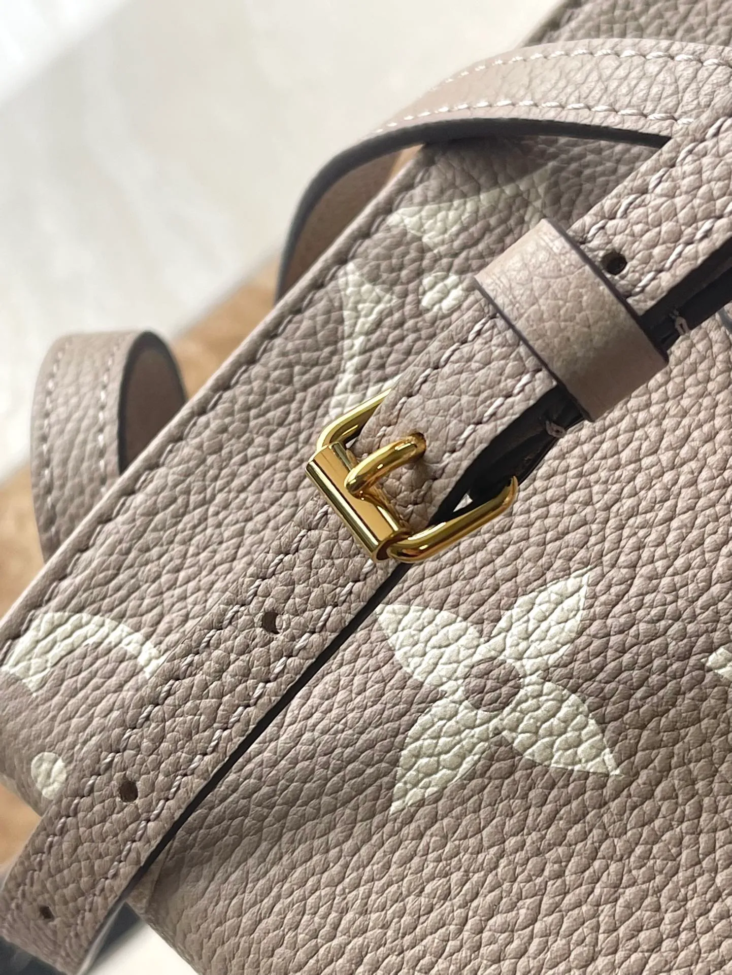 💰960 (top-grain leather) top original order M47064, support counter inspection, the photos taken of duty-free goods are consistent with the product without unpacking. This product is an exclusive duty-free product in the market and is the highest-end product. Inspection is supported. This product has passed strict inspection and is flawless. Please wear gloves when touching the product. This product is not returnable or exchangeable. Please confirm the product first and then remove the label on the handle. This product is temporarily not open to the public, only regular customers, and is in short supply. Dimensions: 18 x 15 x 8.5 cm