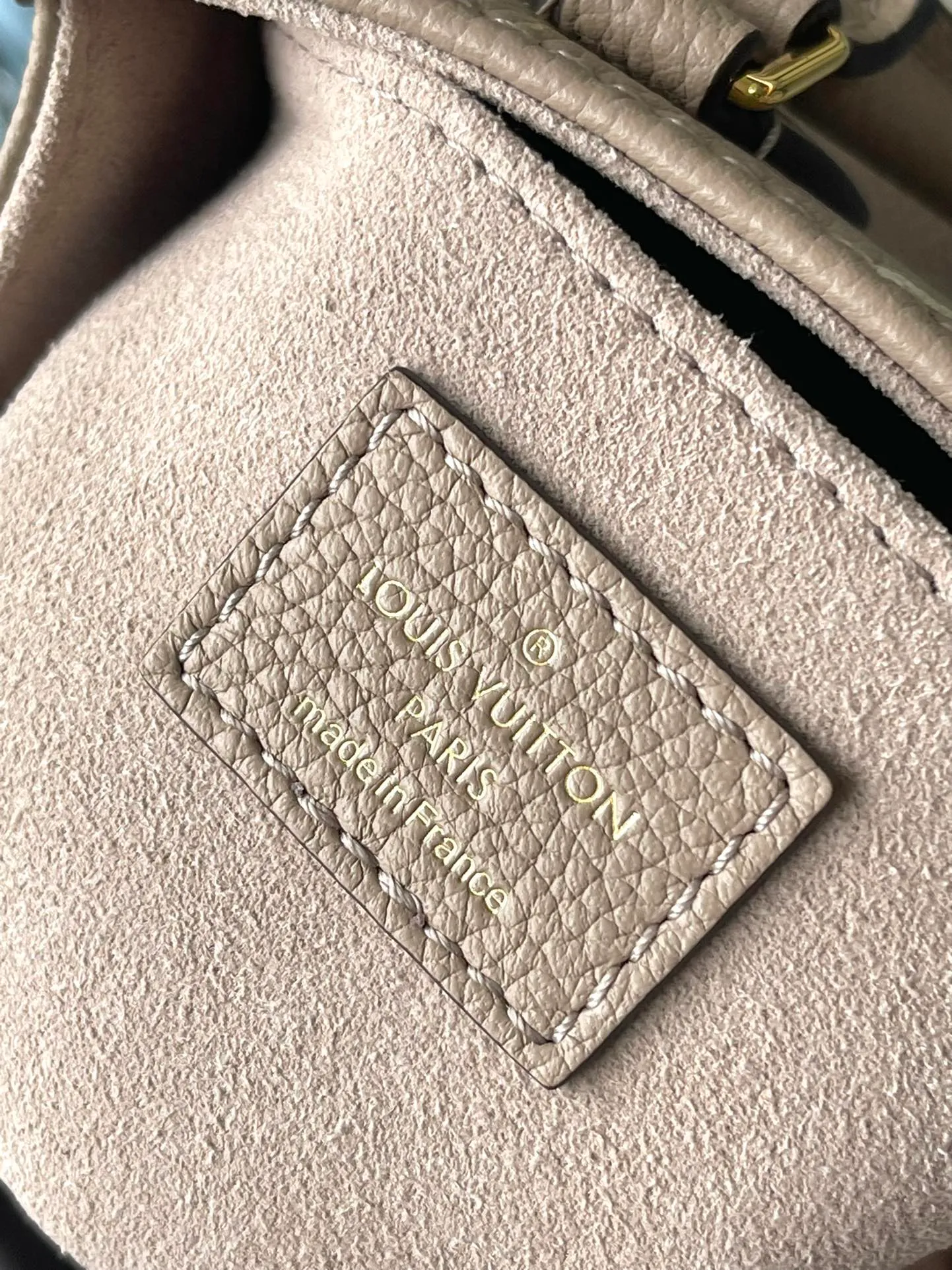 💰960 (top-grain leather) top original order M47064, support counter inspection, the photos taken of duty-free goods are consistent with the product without unpacking. This product is an exclusive duty-free product in the market and is the highest-end product. Inspection is supported. This product has passed strict inspection and is flawless. Please wear gloves when touching the product. This product is not returnable or exchangeable. Please confirm the product first and then remove the label on the handle. This product is temporarily not open to the public, only regular customers, and is in short supply. Dimensions: 18 x 15 x 8.5 cm