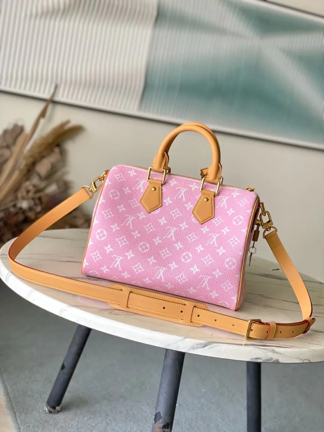 💰1800 (top layer leather) top original order M24435 pink This Speedy Bandoulière 30 Monogram Leather handbag is made of soft cow leather, with the Monogram pattern to reproduce the elegant look and feel of the canvas print. Dazzling metal hardware, sheepskin lining and nameplate all reflect Creative Director Pharrell Williams' relentless attention to detail. 30 x 17 x 21 cm (length x height x width)