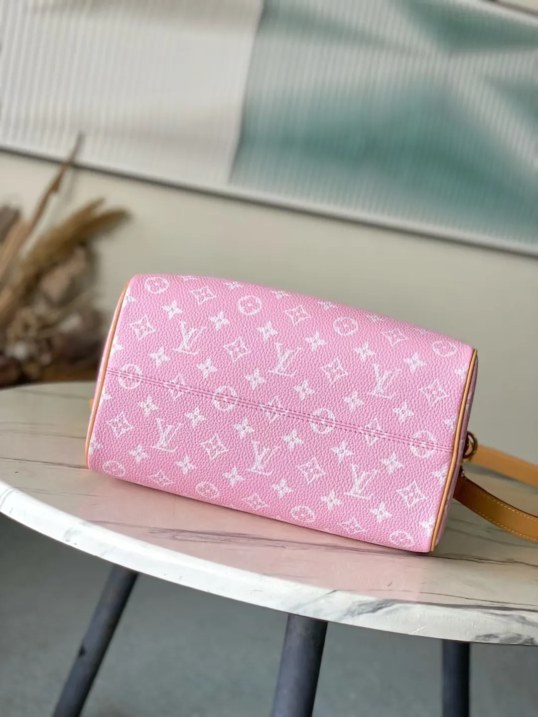 💰1800 (top layer leather) top original order M24435 pink This Speedy Bandoulière 30 Monogram Leather handbag is made of soft cow leather, with the Monogram pattern to reproduce the elegant look and feel of the canvas print. Dazzling metal hardware, sheepskin lining and nameplate all reflect Creative Director Pharrell Williams' relentless attention to detail. 30 x 17 x 21 cm (length x height x width)