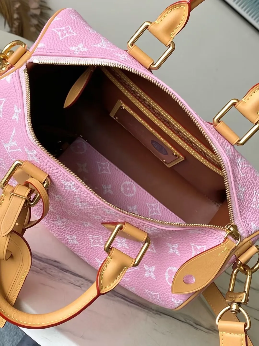 💰1800 (top layer leather) top original order M24435 pink This Speedy Bandoulière 30 Monogram Leather handbag is made of soft cow leather, with the Monogram pattern to reproduce the elegant look and feel of the canvas print. Dazzling metal hardware, sheepskin lining and nameplate all reflect Creative Director Pharrell Williams' relentless attention to detail. 30 x 17 x 21 cm (length x height x width)