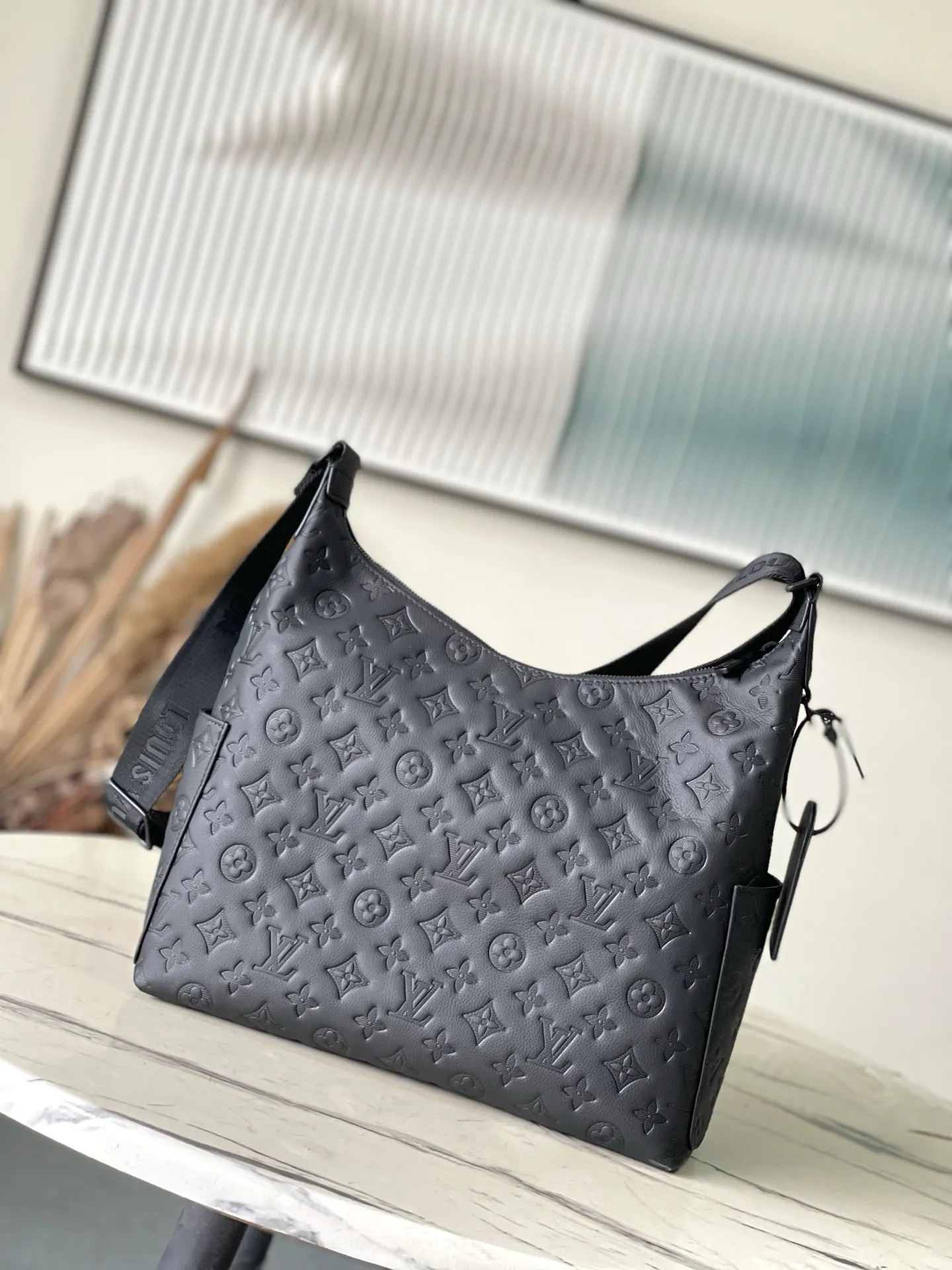 💰1180 (top-grain leather) top original order M14778 This HoboCargo handbag is made of soft Monogram Shadow cow leather, with Monogram embossed pattern to reveal an elegant atmosphere, and multiple pockets are used to show its functionality. The matte texture conveys handsome style, making it a dynamic choice for daily travel. Dimensions: 34.5 × 27 × 19.7 cm