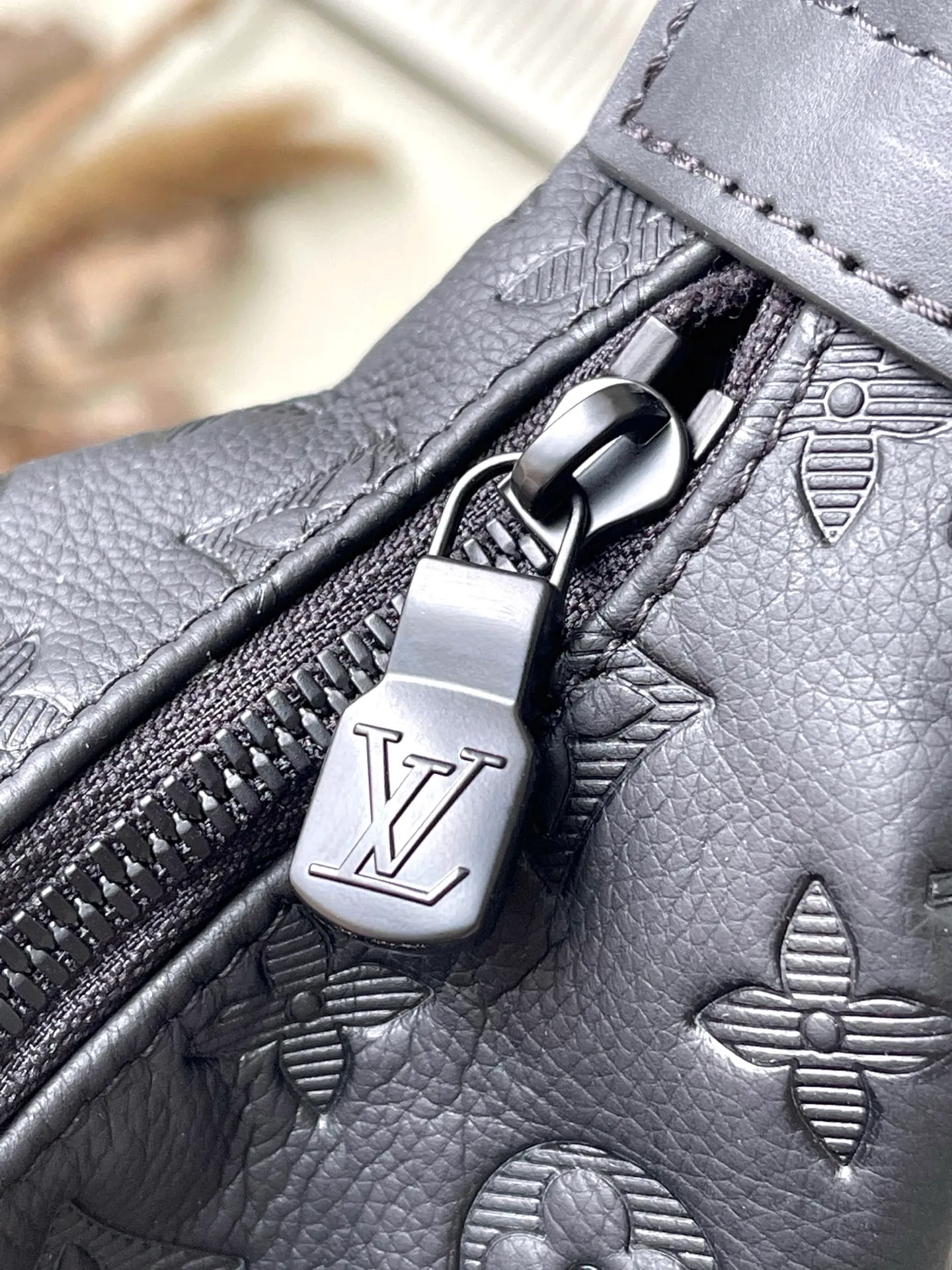 💰1180 (top-grain leather) top original order M14778 This HoboCargo handbag is made of soft Monogram Shadow cow leather, with Monogram embossed pattern to reveal an elegant atmosphere, and multiple pockets are used to show its functionality. The matte texture conveys handsome style, making it a dynamic choice for daily travel. Dimensions: 34.5 × 27 × 19.7 cm