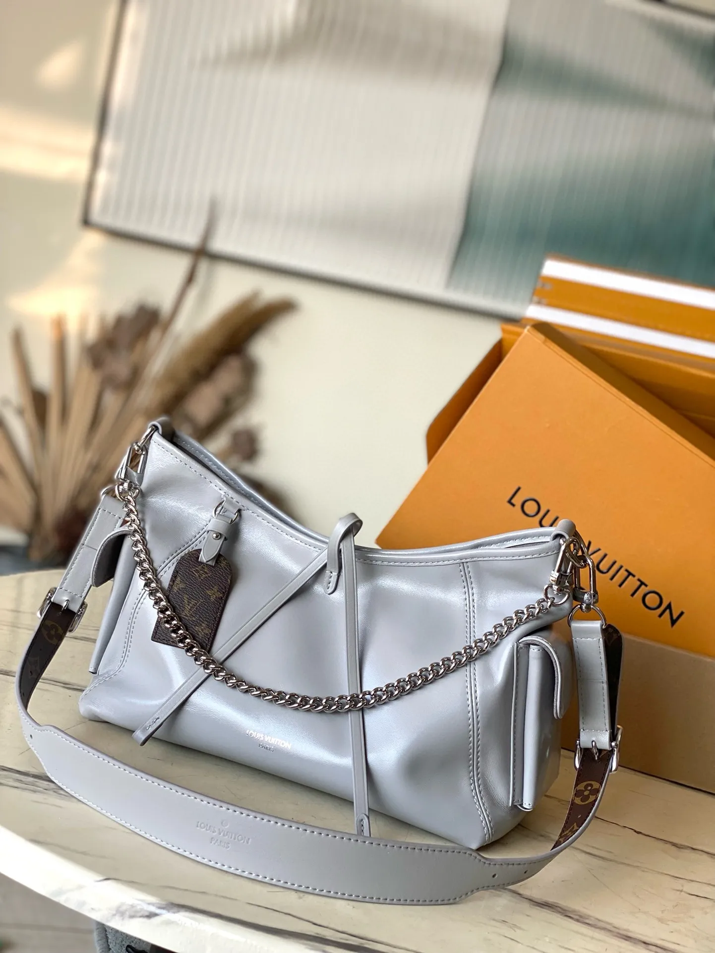💰1160 (top layer leather) top original order M12579 small size shark gray small size This small CarryAll Cargo handbag is made of soft sheep leather to create a fashionable and lazy silhouette, adding eye-catching color to the 2024 spring and summer show style. Polished metal pieces are complemented by a tactile, slightly wrinkled texture. Plenty of space can accommodate a variety of daily necessities, making it a great travel companion. Dimensions: 33.5x 23x 15 cm