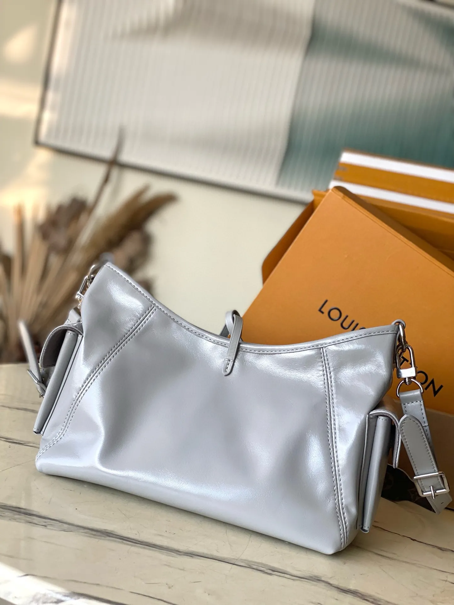 💰1160 (top layer leather) top original order M12579 small size shark gray small size This small CarryAll Cargo handbag is made of soft sheep leather to create a fashionable and lazy silhouette, adding eye-catching color to the 2024 spring and summer show style. Polished metal pieces are complemented by a tactile, slightly wrinkled texture. Plenty of space can accommodate a variety of daily necessities, making it a great travel companion. Dimensions: 33.5x 23x 15 cm