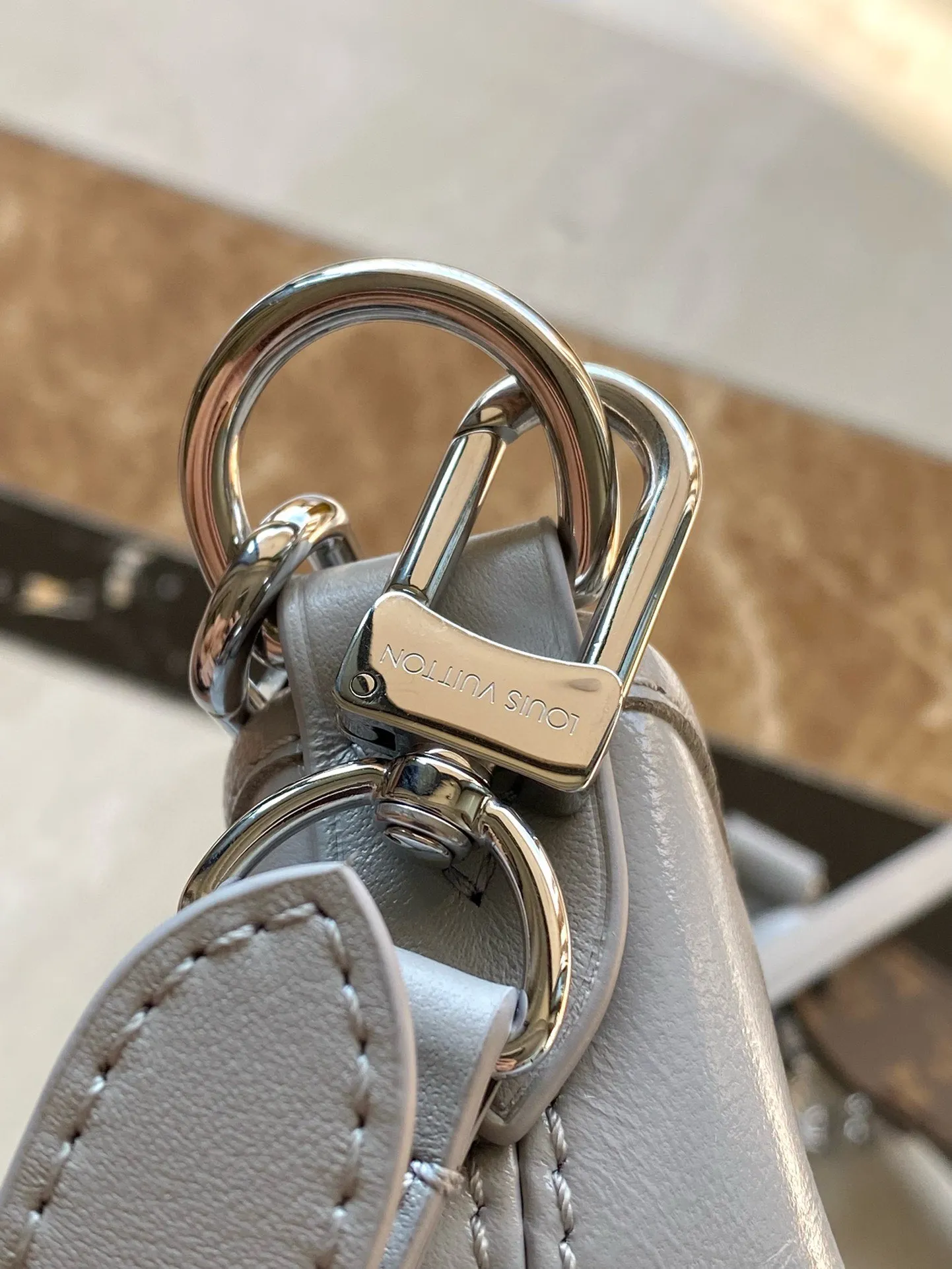 💰1160 (top layer leather) top original order M12579 small size shark gray small size This small CarryAll Cargo handbag is made of soft sheep leather to create a fashionable and lazy silhouette, adding eye-catching color to the 2024 spring and summer show style. Polished metal pieces are complemented by a tactile, slightly wrinkled texture. Plenty of space can accommodate a variety of daily necessities, making it a great travel companion. Dimensions: 33.5x 23x 15 cm