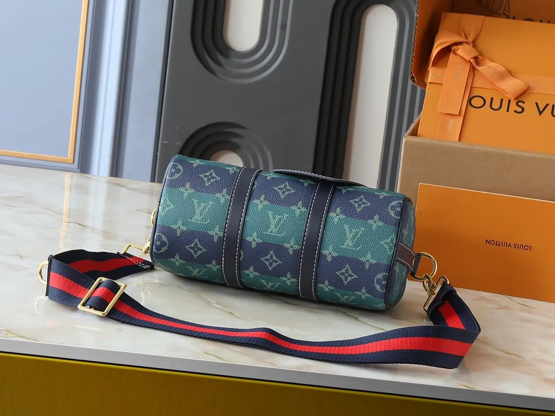 💰240💰Upgraded from the original M25855 M46271 N00148 M14026 M14919 M15076 M15428 M14078 M20900 This Keepall Bandoulière 25 handbag has the modern style of Monogram Eclipse canvas, with side straps, handles and name tags made of distressed metal parts and bright leather. The compact design is suitable for urban travel, and the rolled handles and removable and adjustable fabric shoulder strap allow for a variety of carrying options. Dimensions: 25.0 x 15.0 x 11.0 cm (length x height x width)